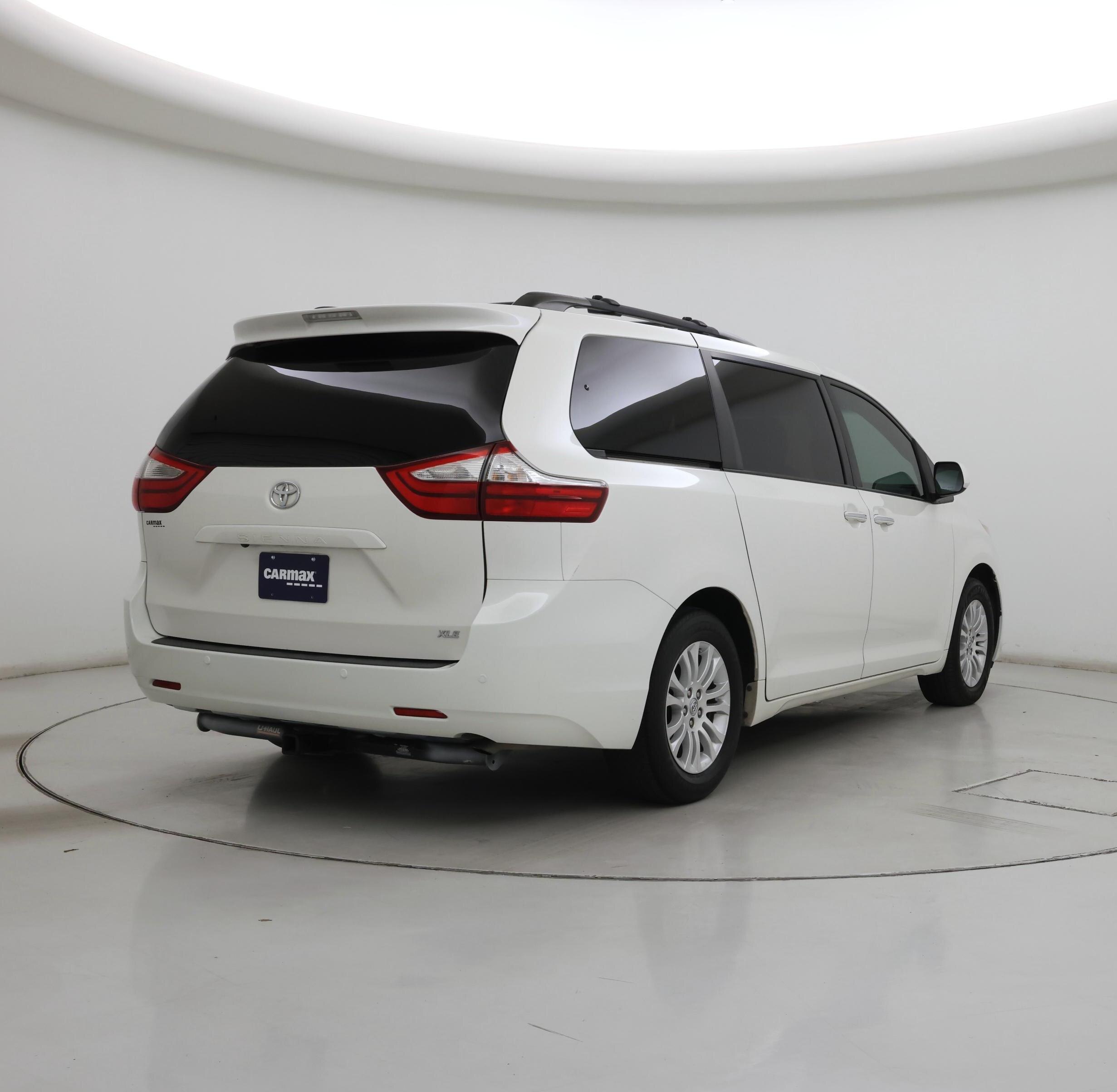 Thumbnail: 2017 Toyota Sienna - 8