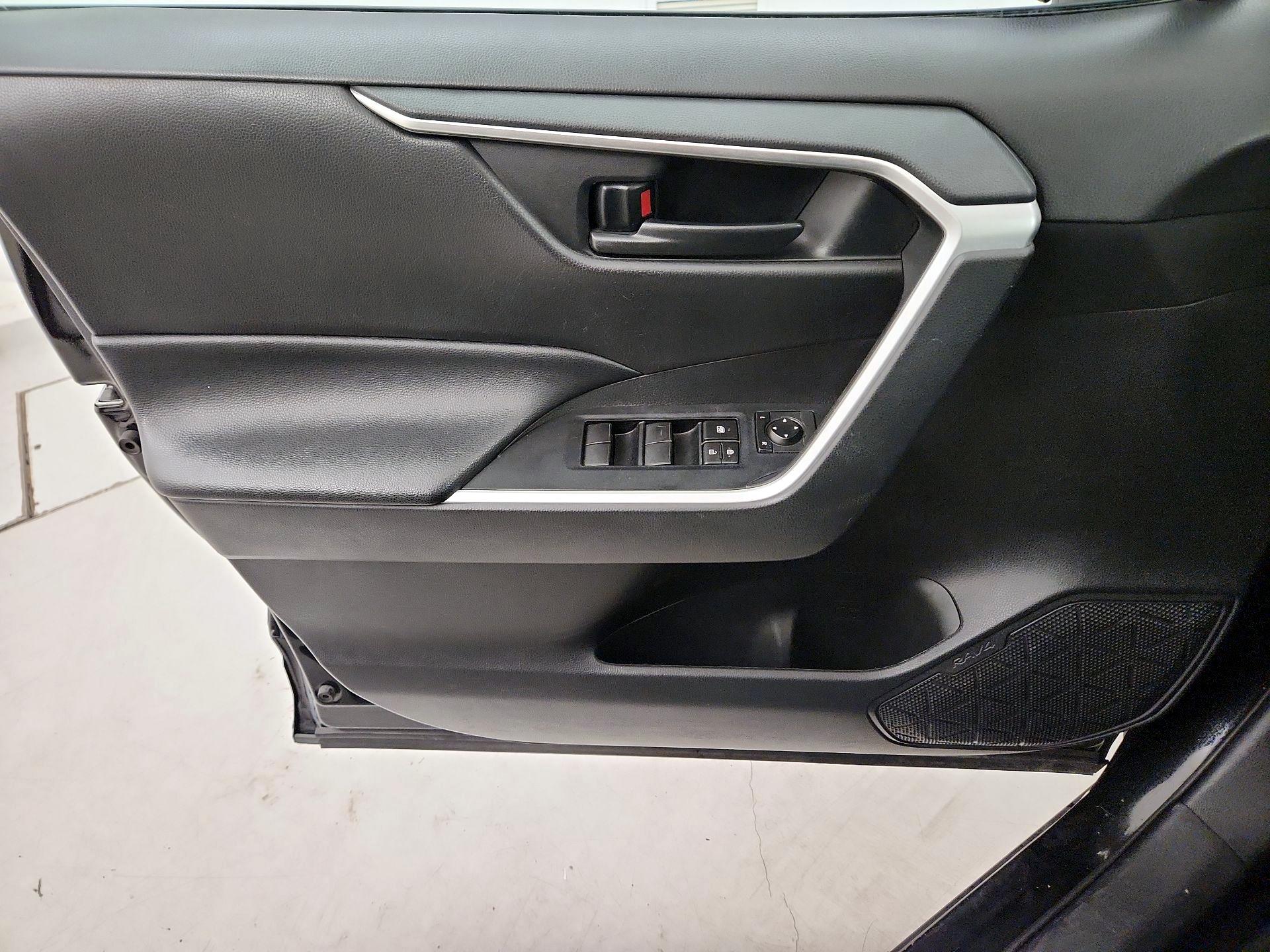 Thumbnail: 2020 Toyota RAV4 - 12