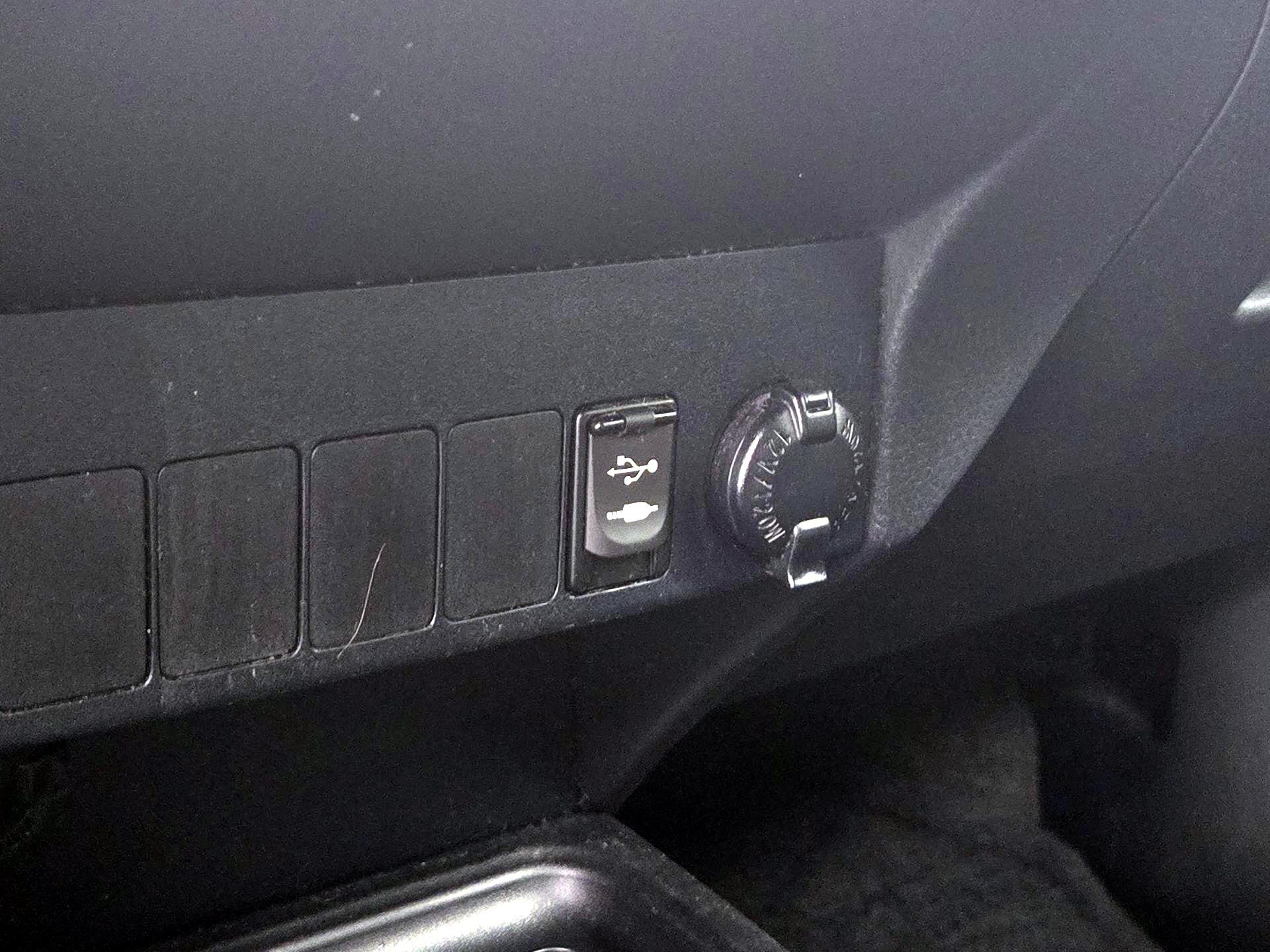 Thumbnail: 2015 Toyota RAV4 - 18