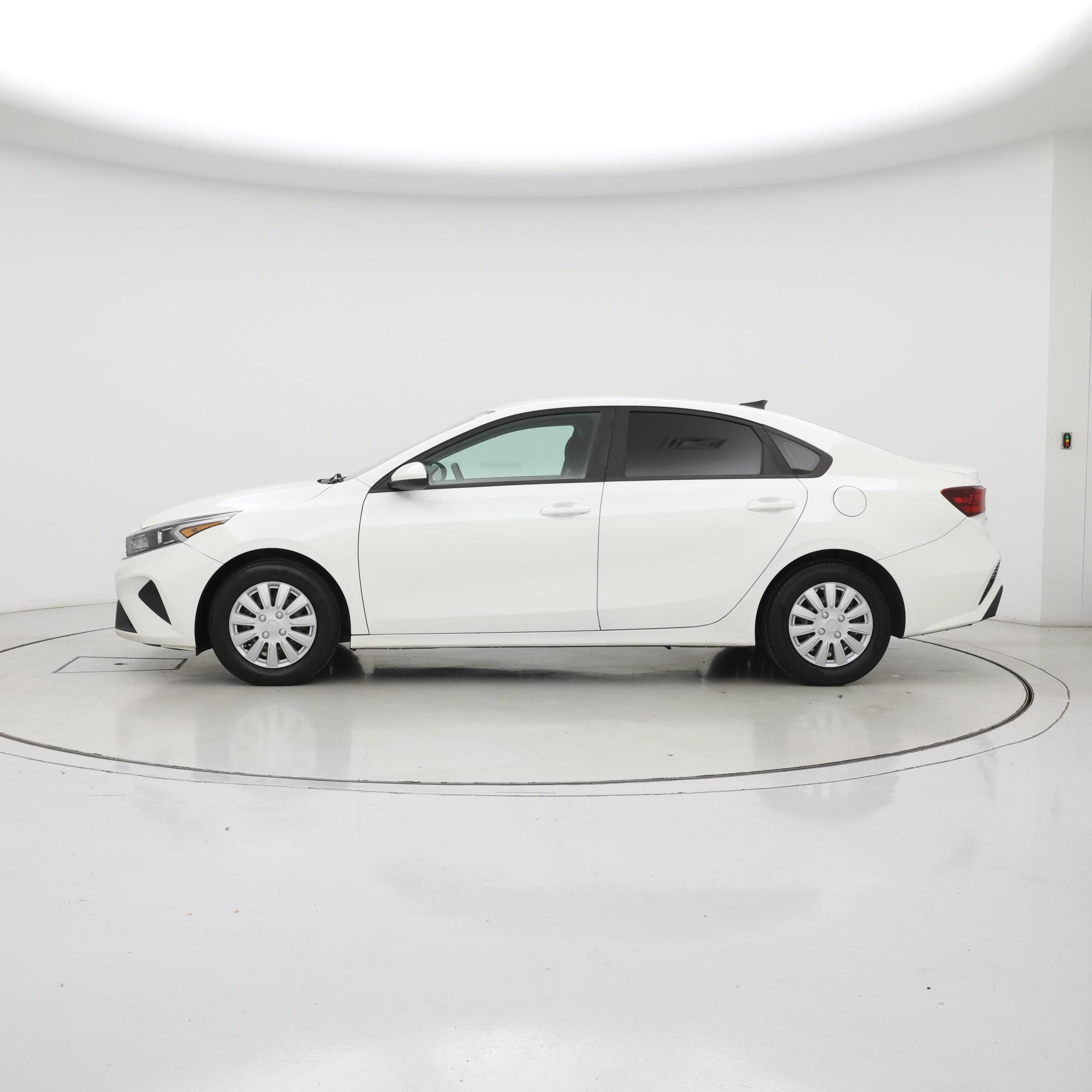 Thumbnail: 2022 Kia Forte - 3