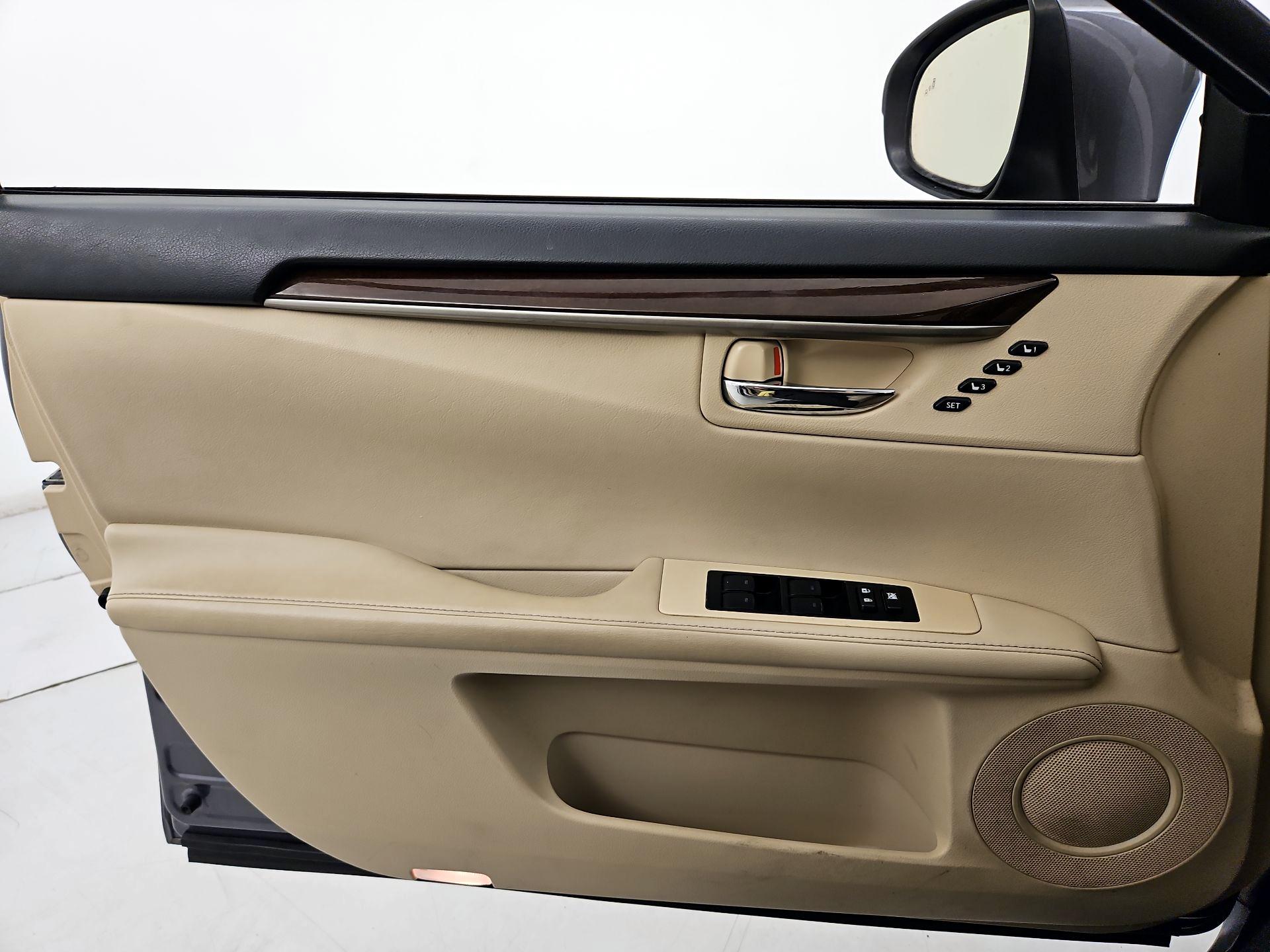Thumbnail: 2014 Lexus ES - 12