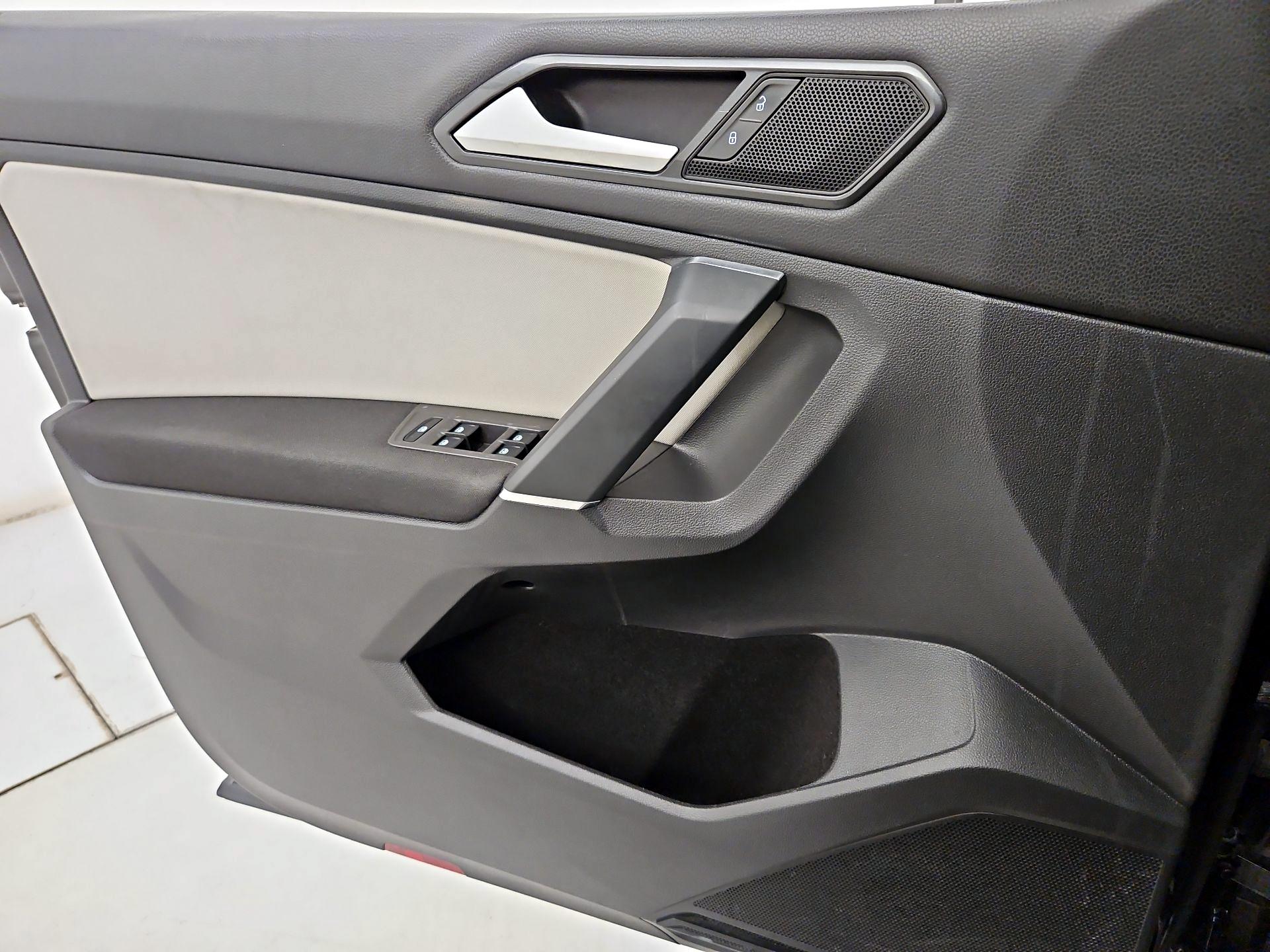 Thumbnail: 2018 Volkswagen Tiguan - 12