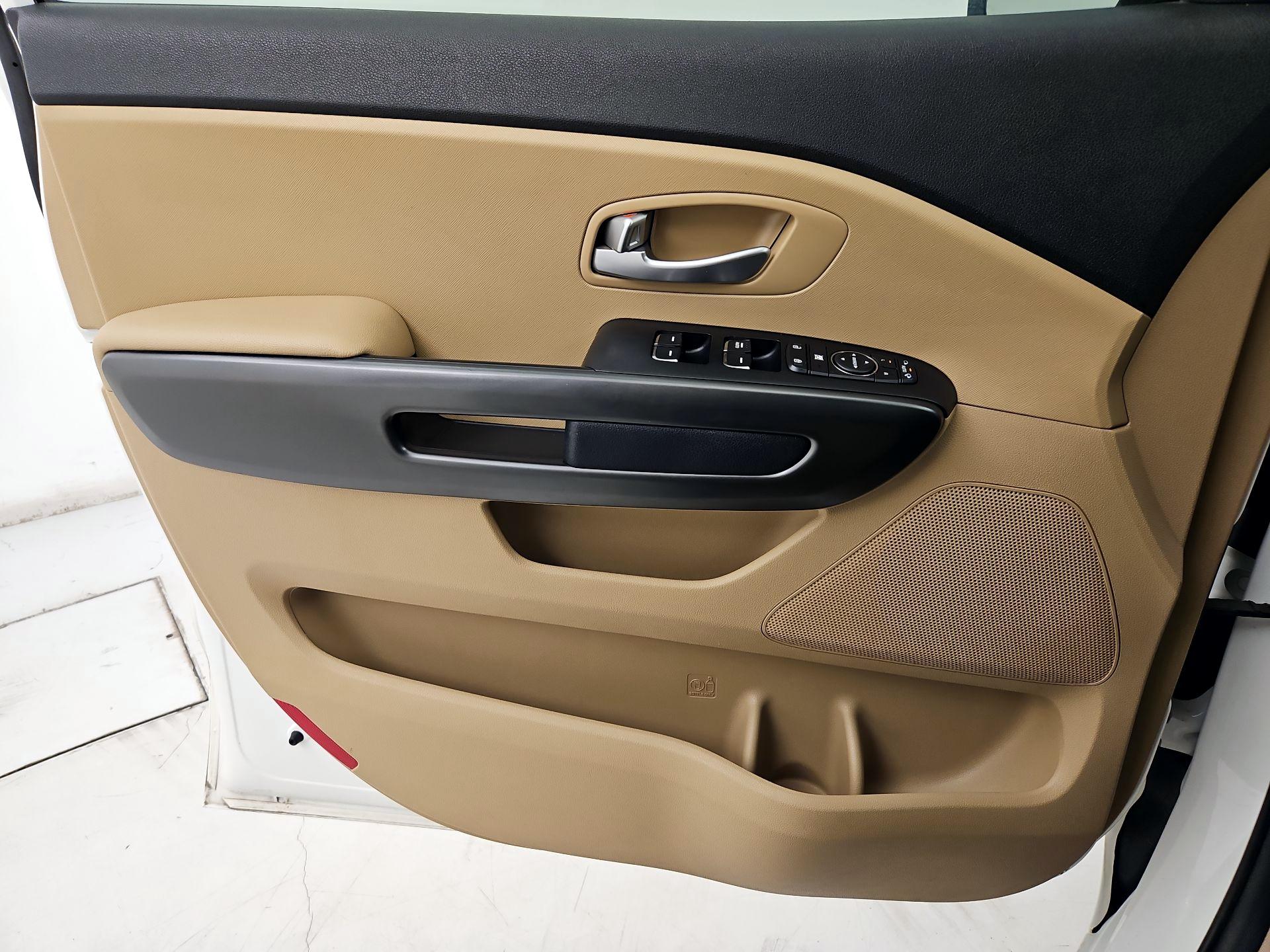 Thumbnail: 2016 Kia Sedona - 12