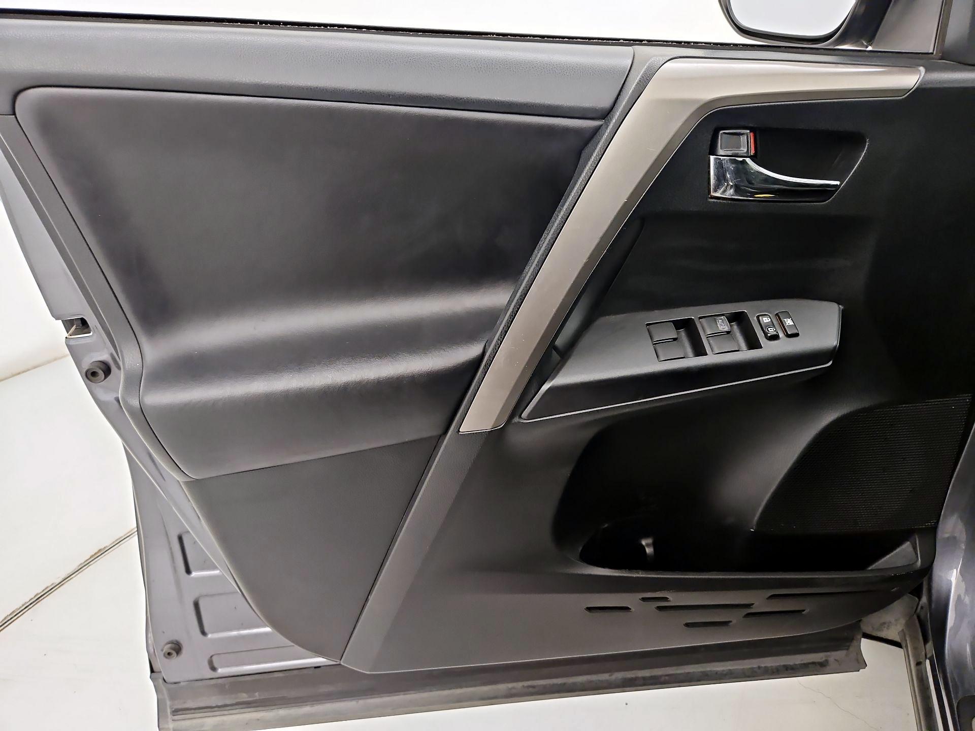 Thumbnail: 2018 Toyota RAV4 - 12