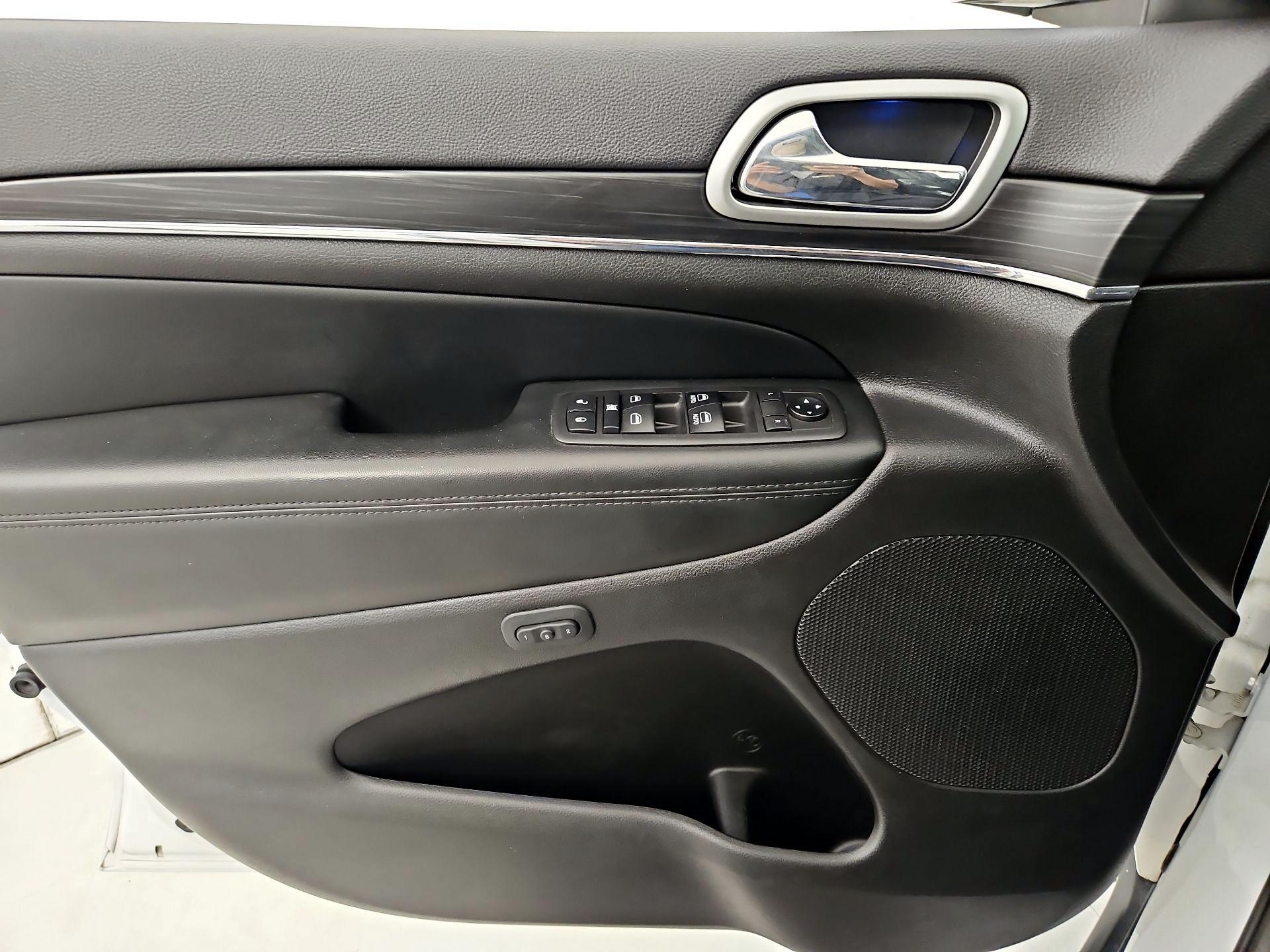 Thumbnail: 2019 Jeep Grand Cherokee - 12