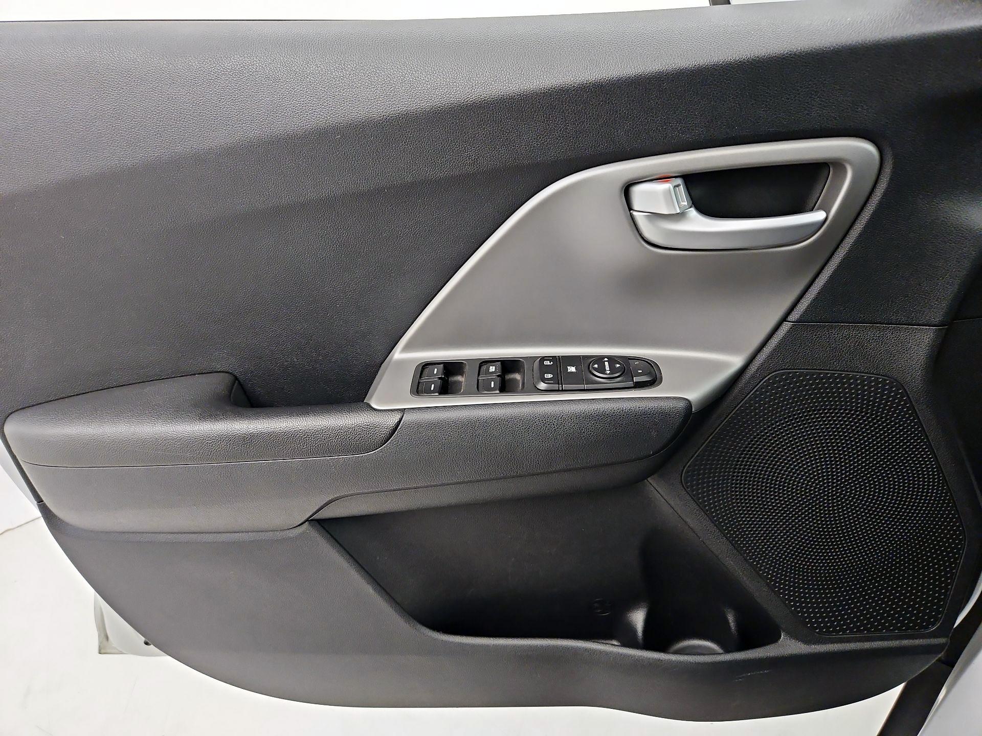 Thumbnail: 2019 Kia Niro - 12