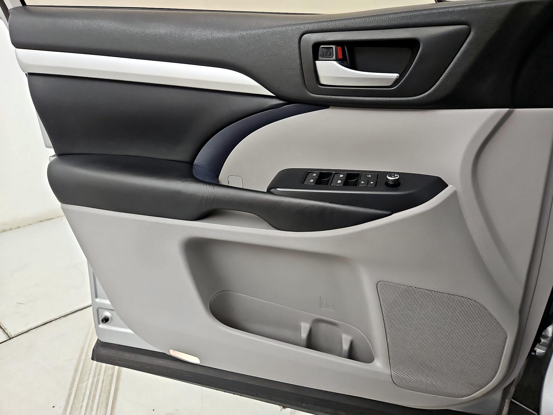 Thumbnail: 2019 Toyota Highlander - 12