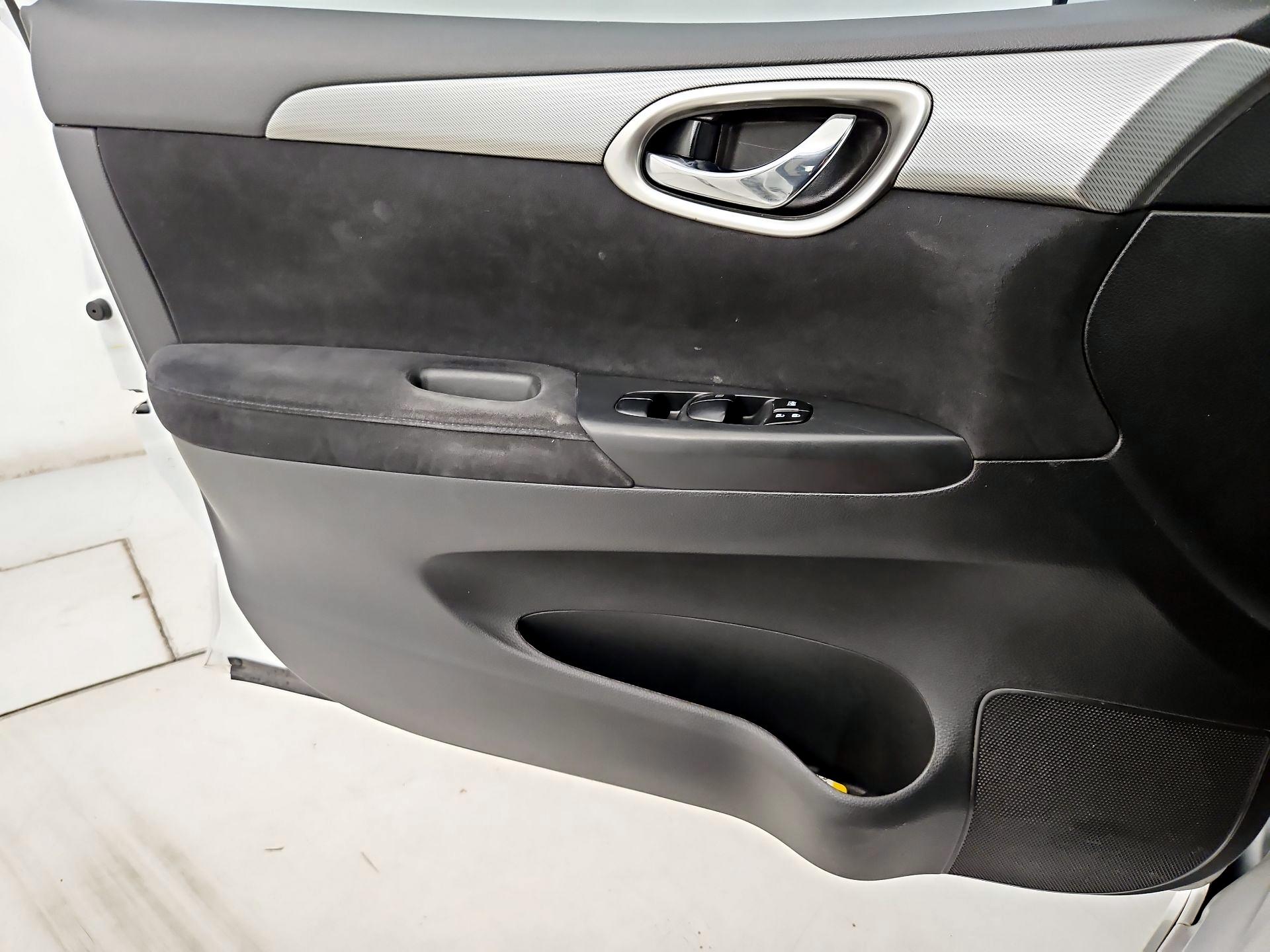 Thumbnail: 2015 Nissan Sentra - 12