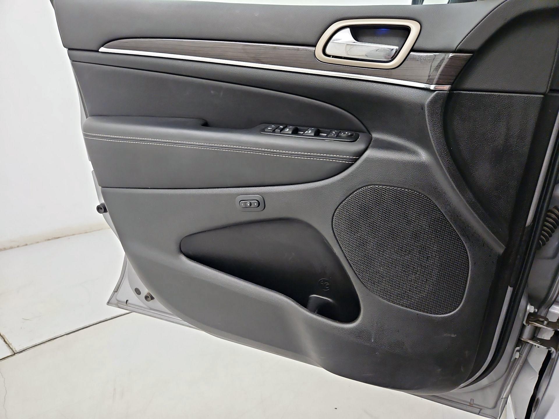Thumbnail: 2015 Jeep Grand Cherokee - 12