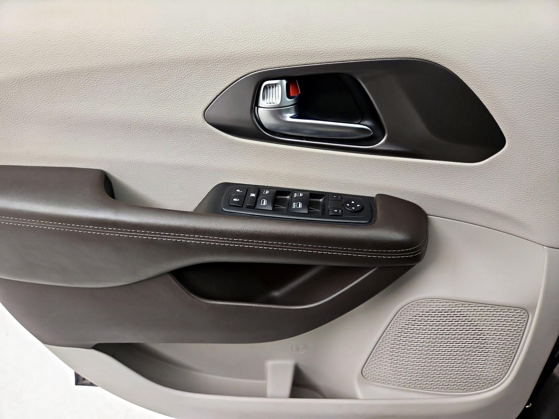 Thumbnail: 2019 Chrysler Pacifica - 12