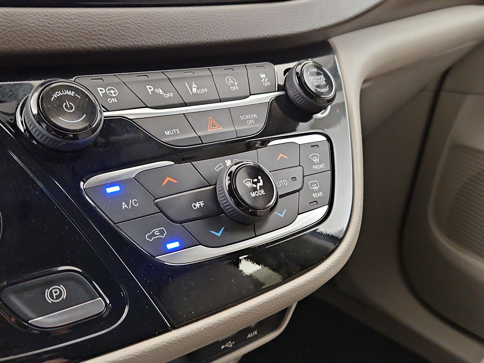 Thumbnail: 2019 Chrysler Pacifica - 17