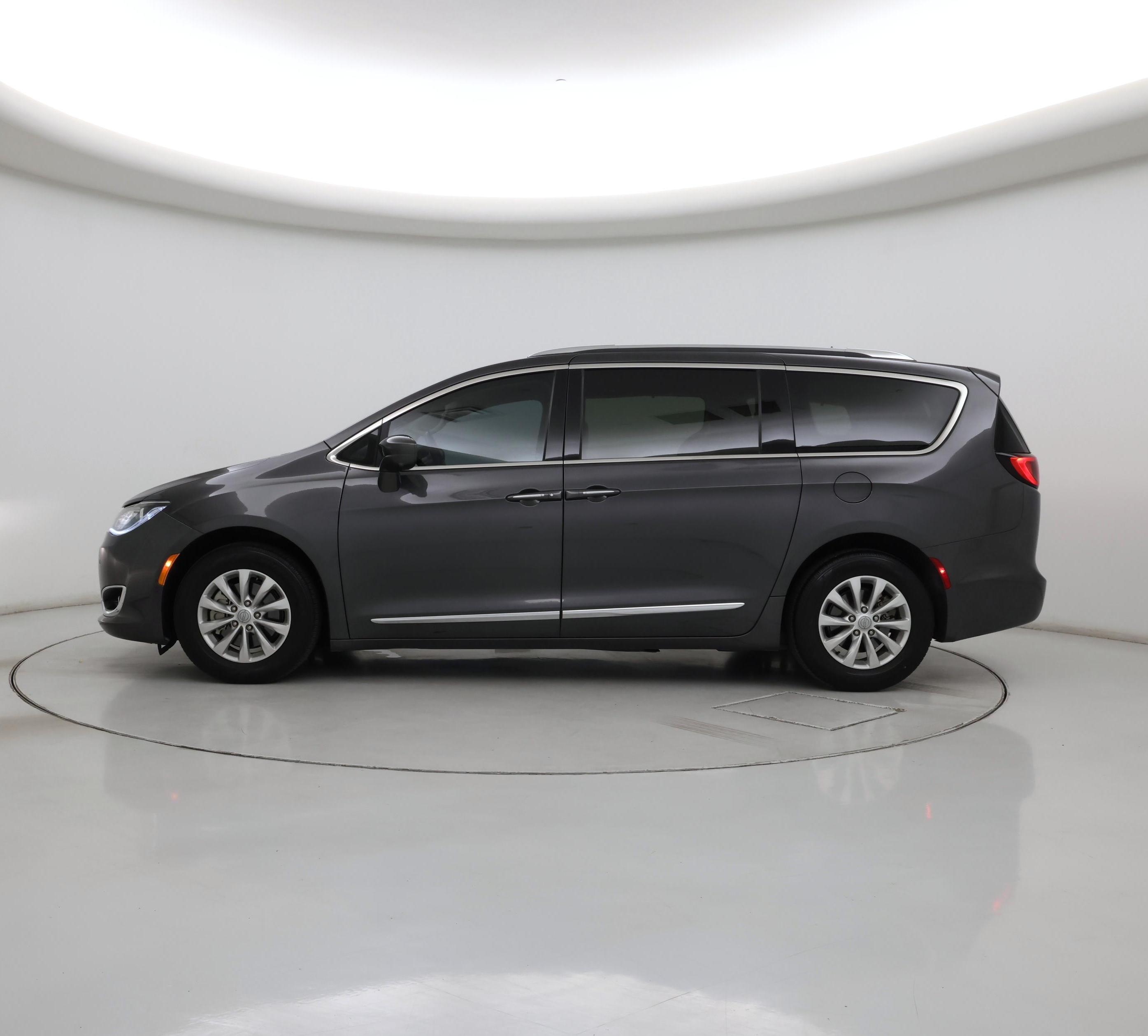 Thumbnail: 2019 Chrysler Pacifica - 3