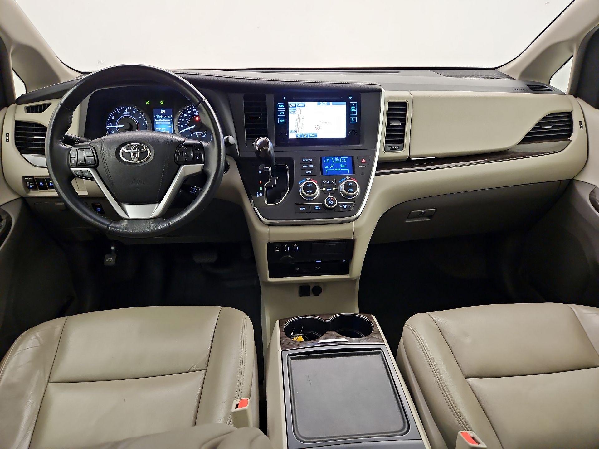 Thumbnail: 2017 Toyota Sienna - 9