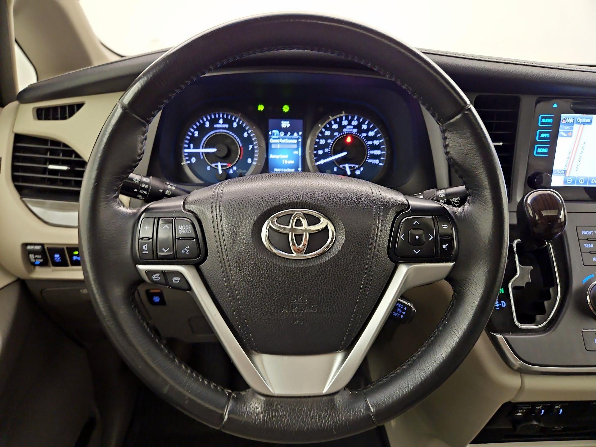 Thumbnail: 2017 Toyota Sienna - 10