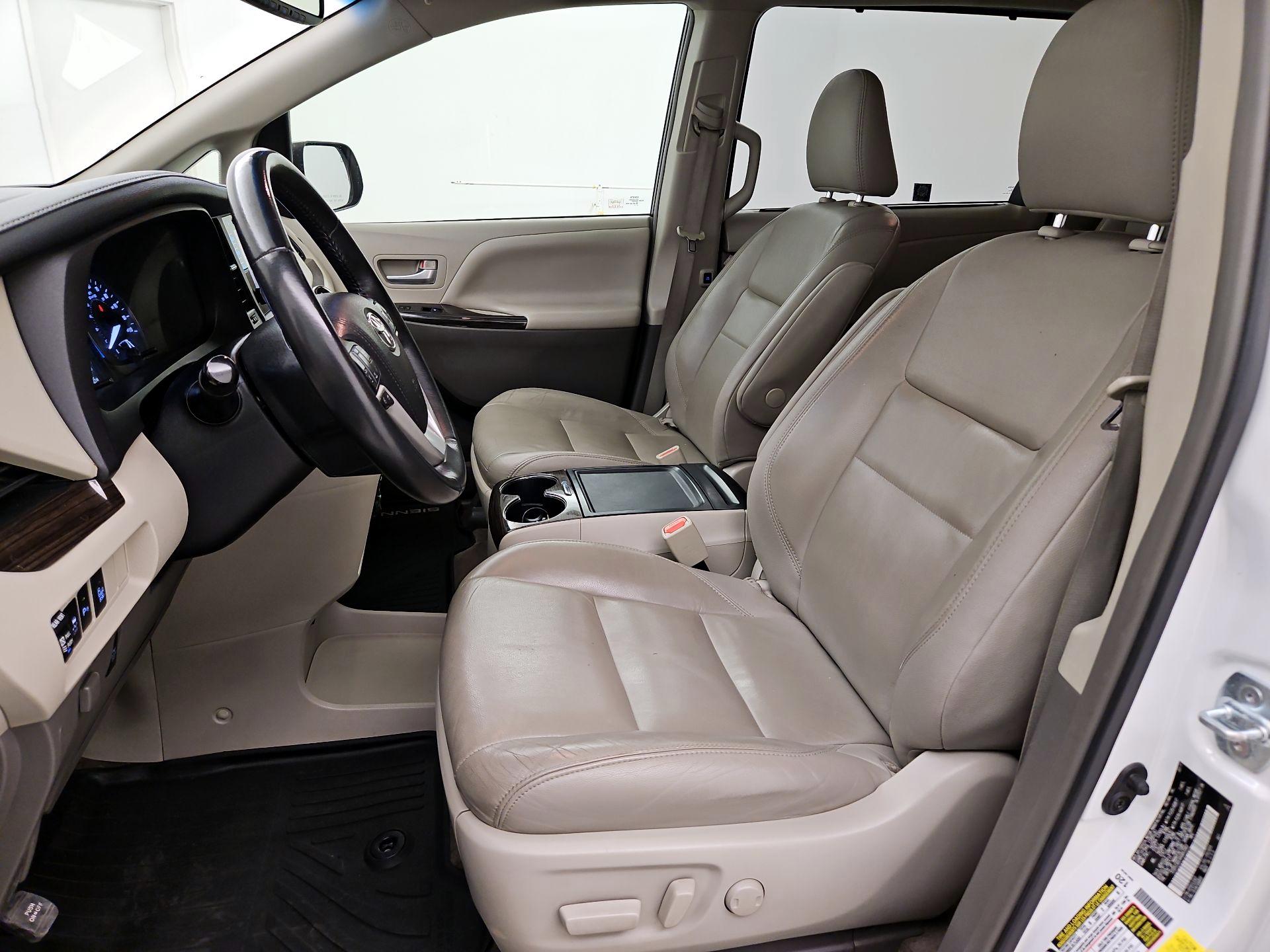 Thumbnail: 2017 Toyota Sienna - 11
