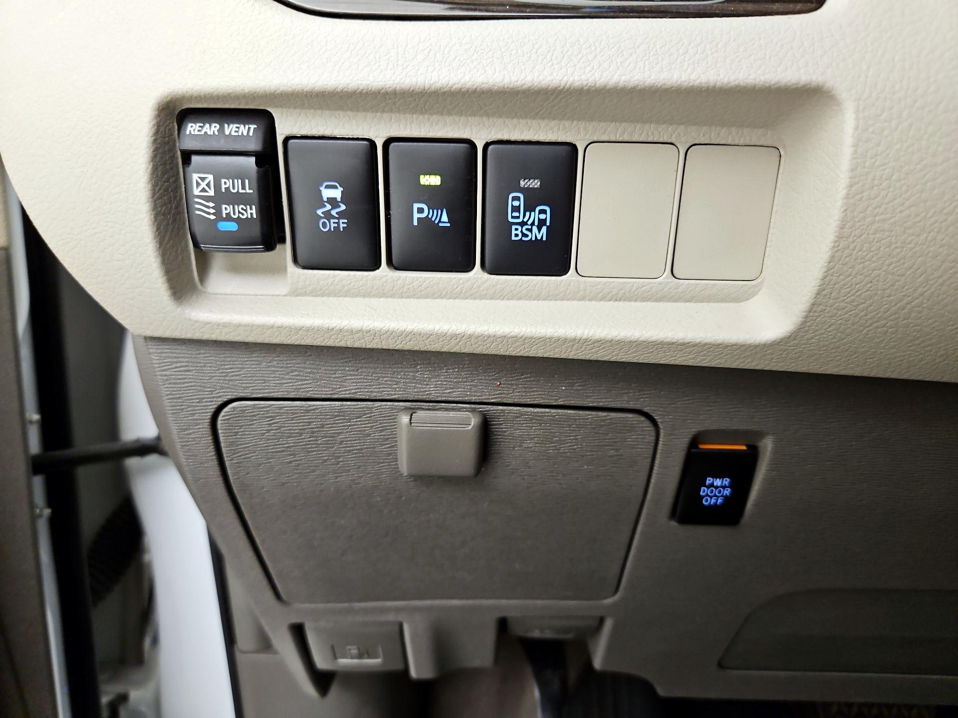 Thumbnail: 2017 Toyota Sienna - 13