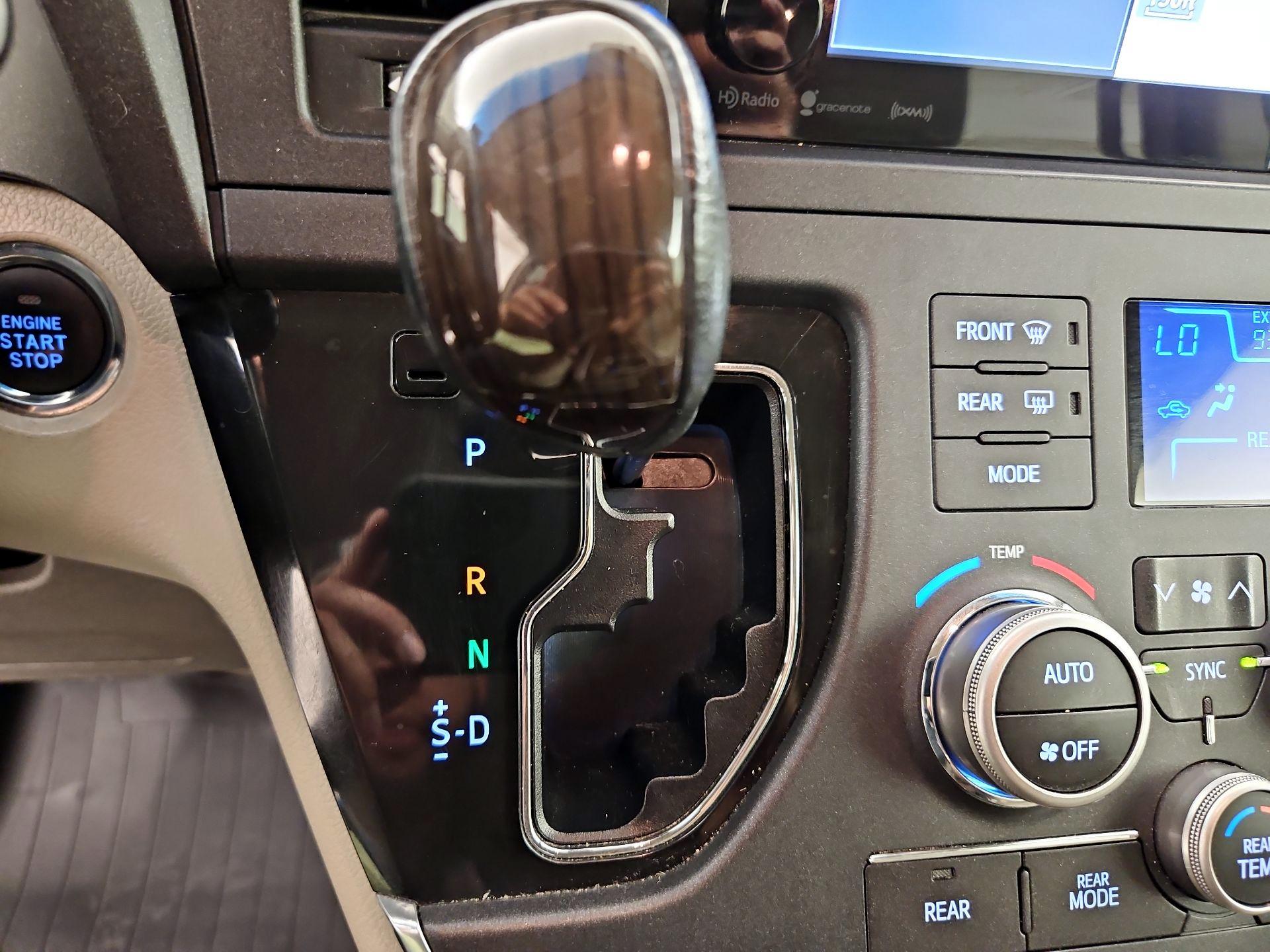 Thumbnail: 2017 Toyota Sienna - 18