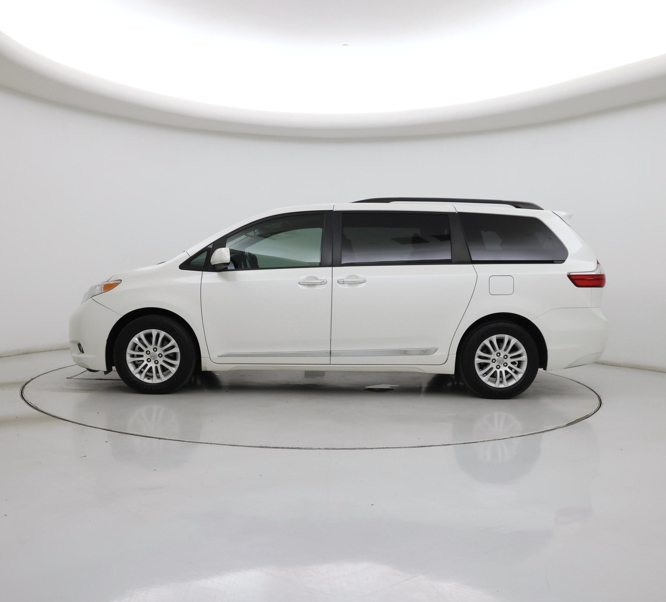 Thumbnail: 2017 Toyota Sienna - 3