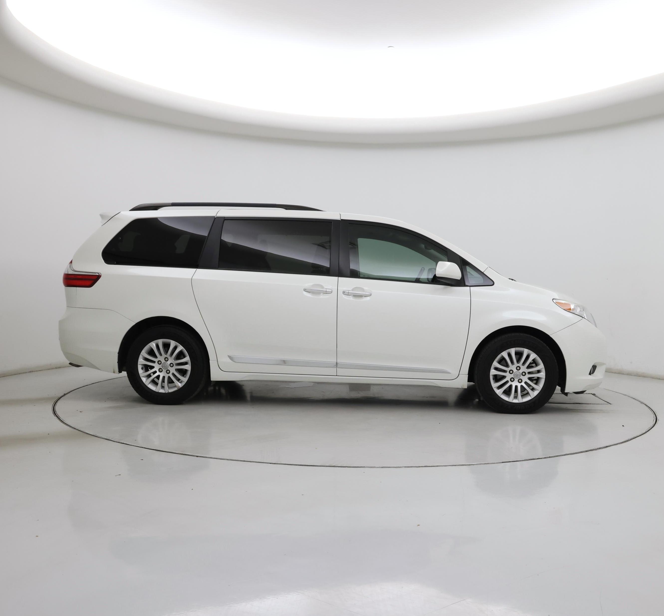 Thumbnail: 2017 Toyota Sienna - 7