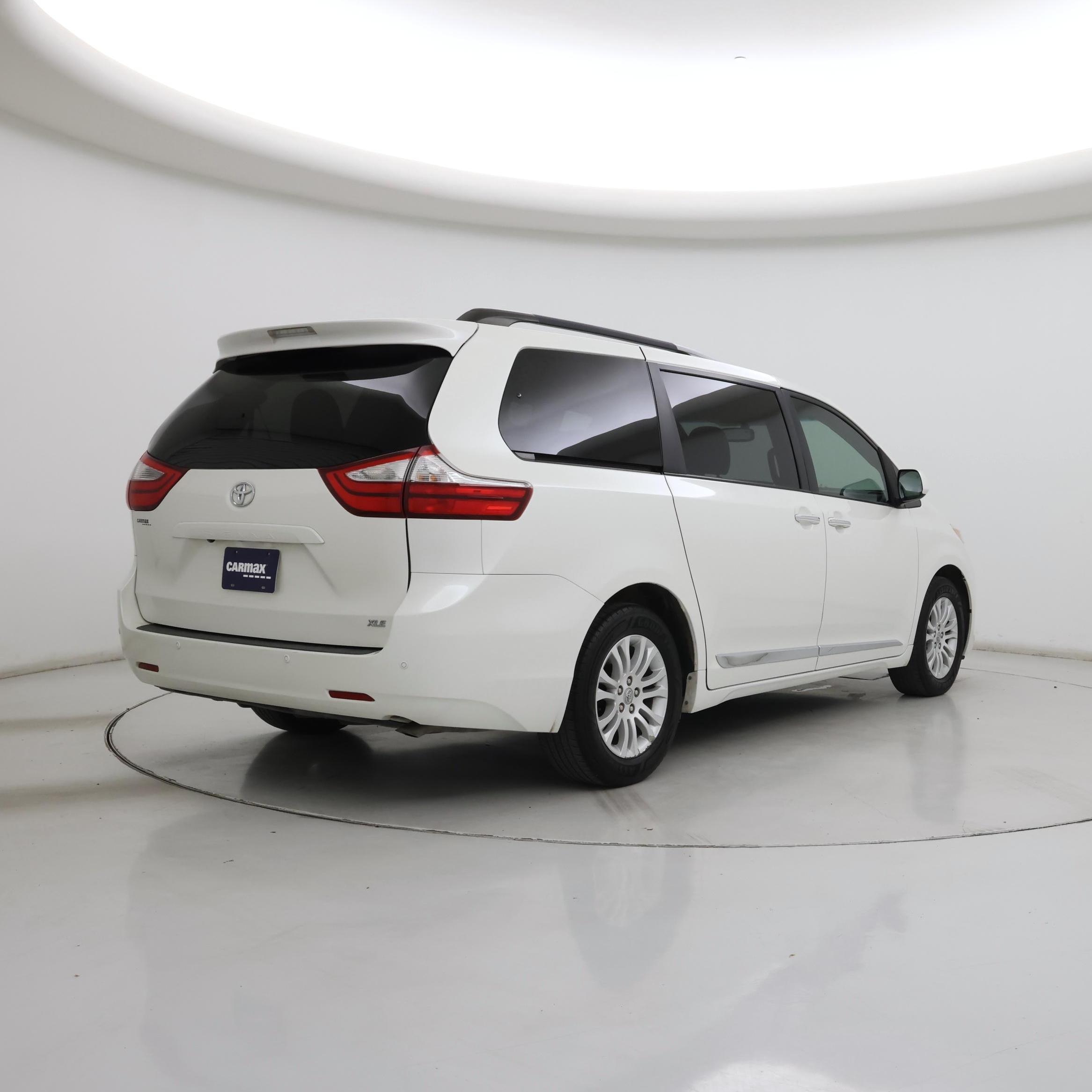 Thumbnail: 2017 Toyota Sienna - 8