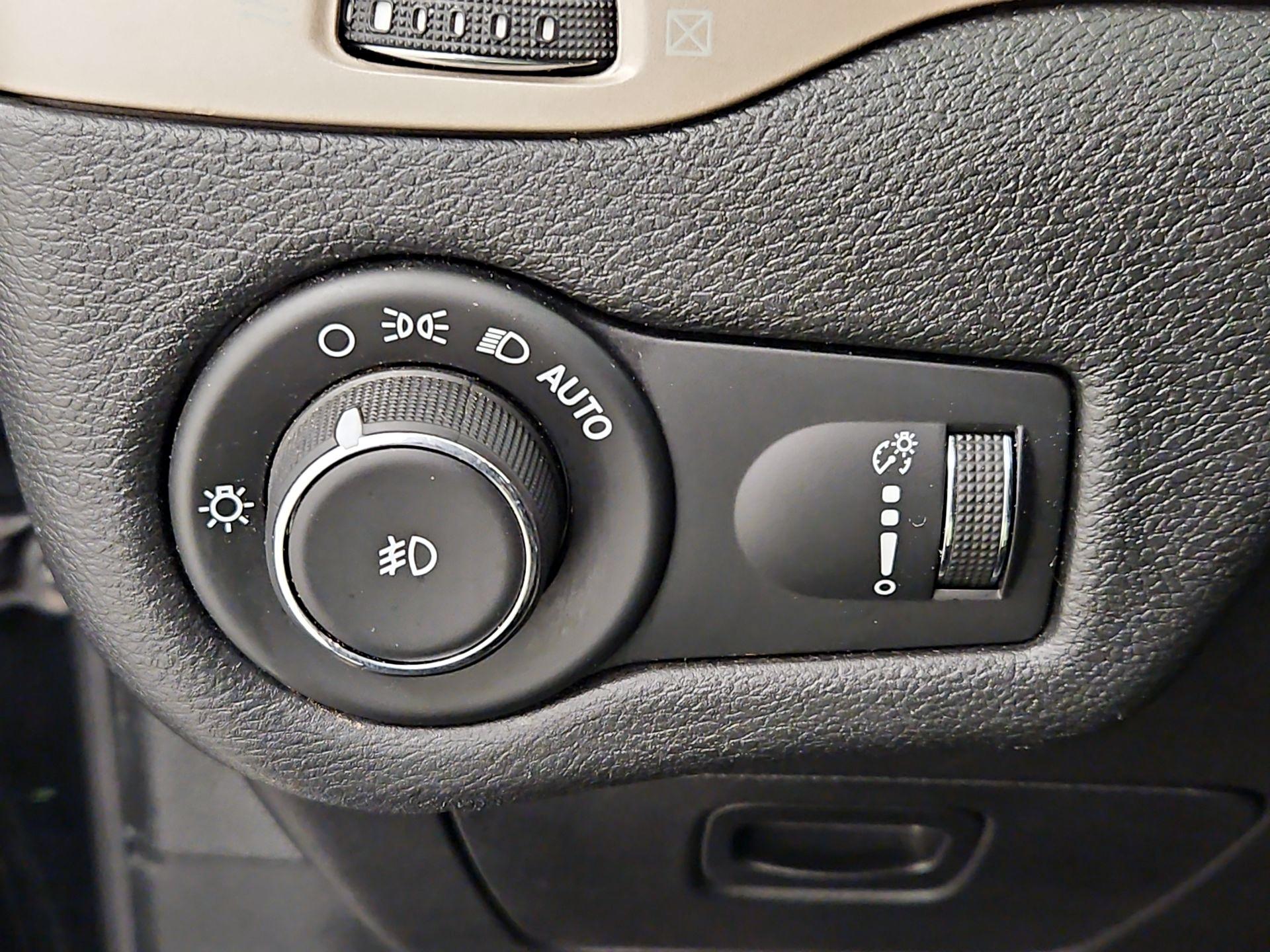 Thumbnail: 2018 Jeep Cherokee - 13