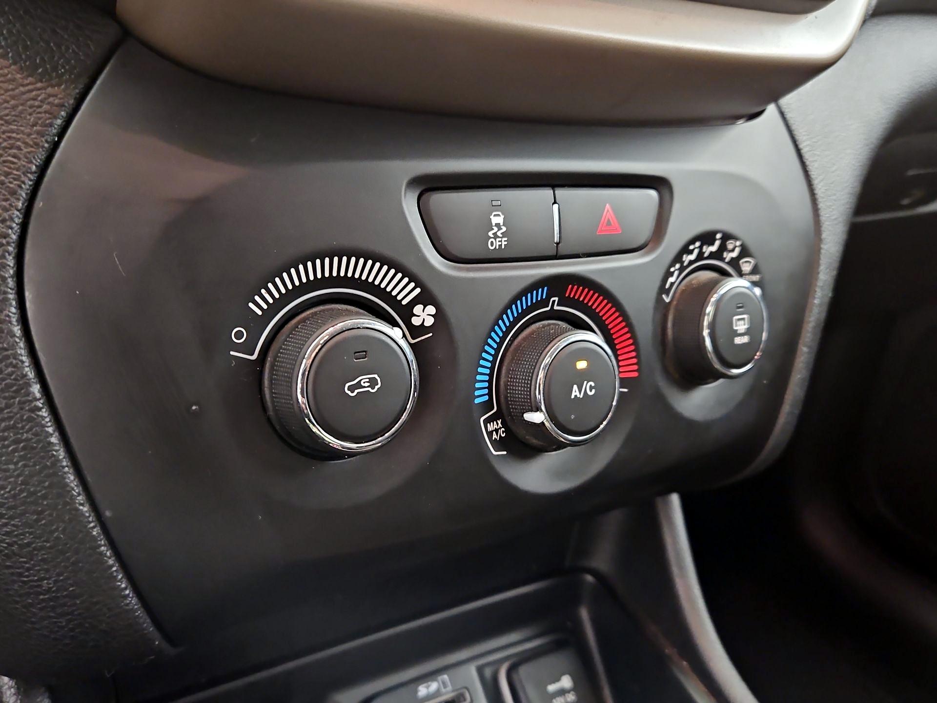Thumbnail: 2018 Jeep Cherokee - 16