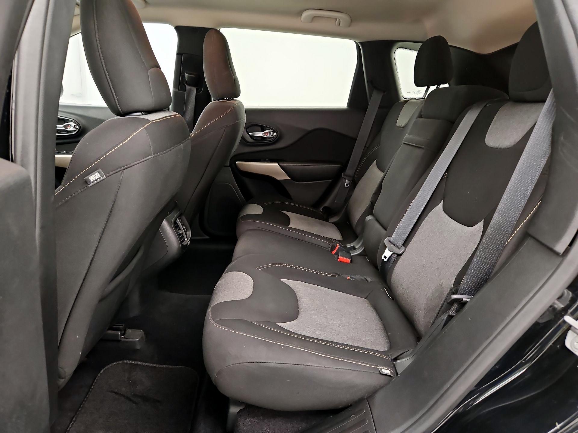 Thumbnail: 2018 Jeep Cherokee - 19