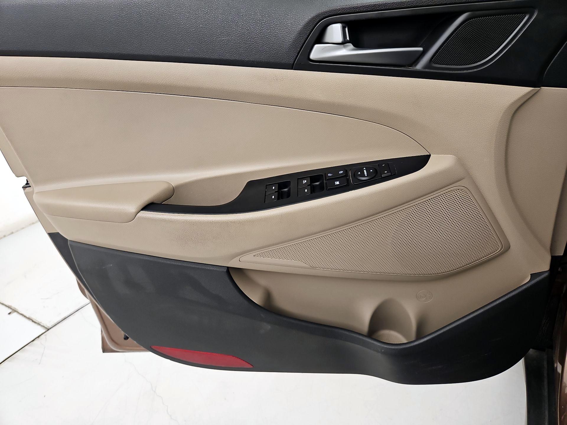 Thumbnail: 2016 Hyundai Tucson - 12