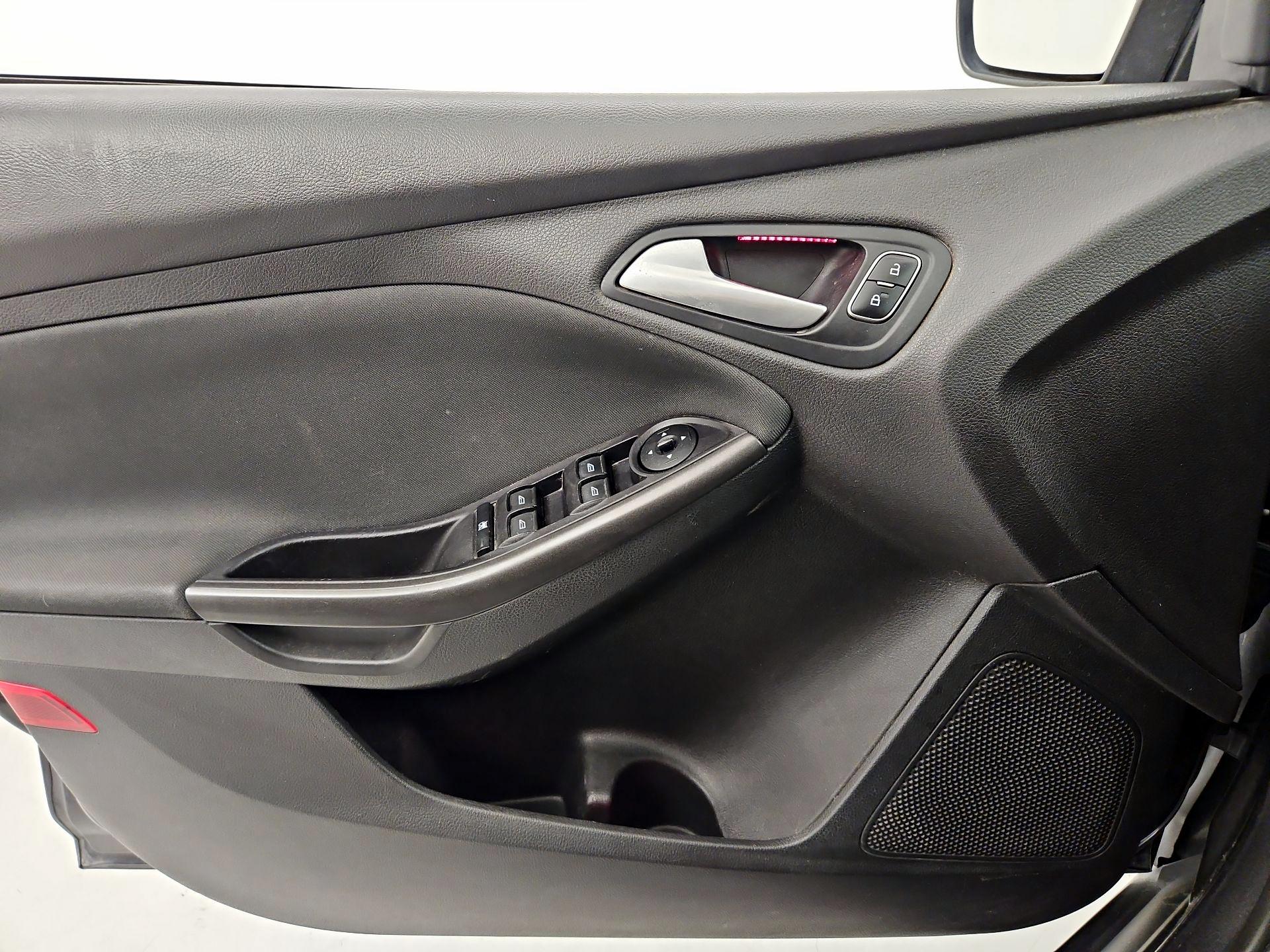 Thumbnail: 2015 Ford Focus - 12