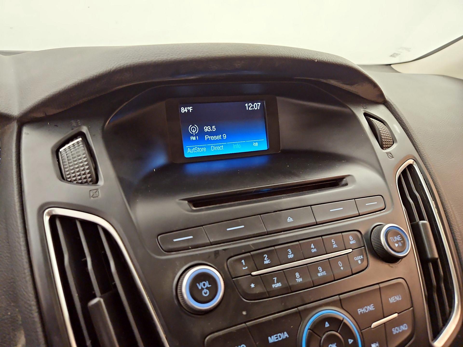 Thumbnail: 2015 Ford Focus - 15