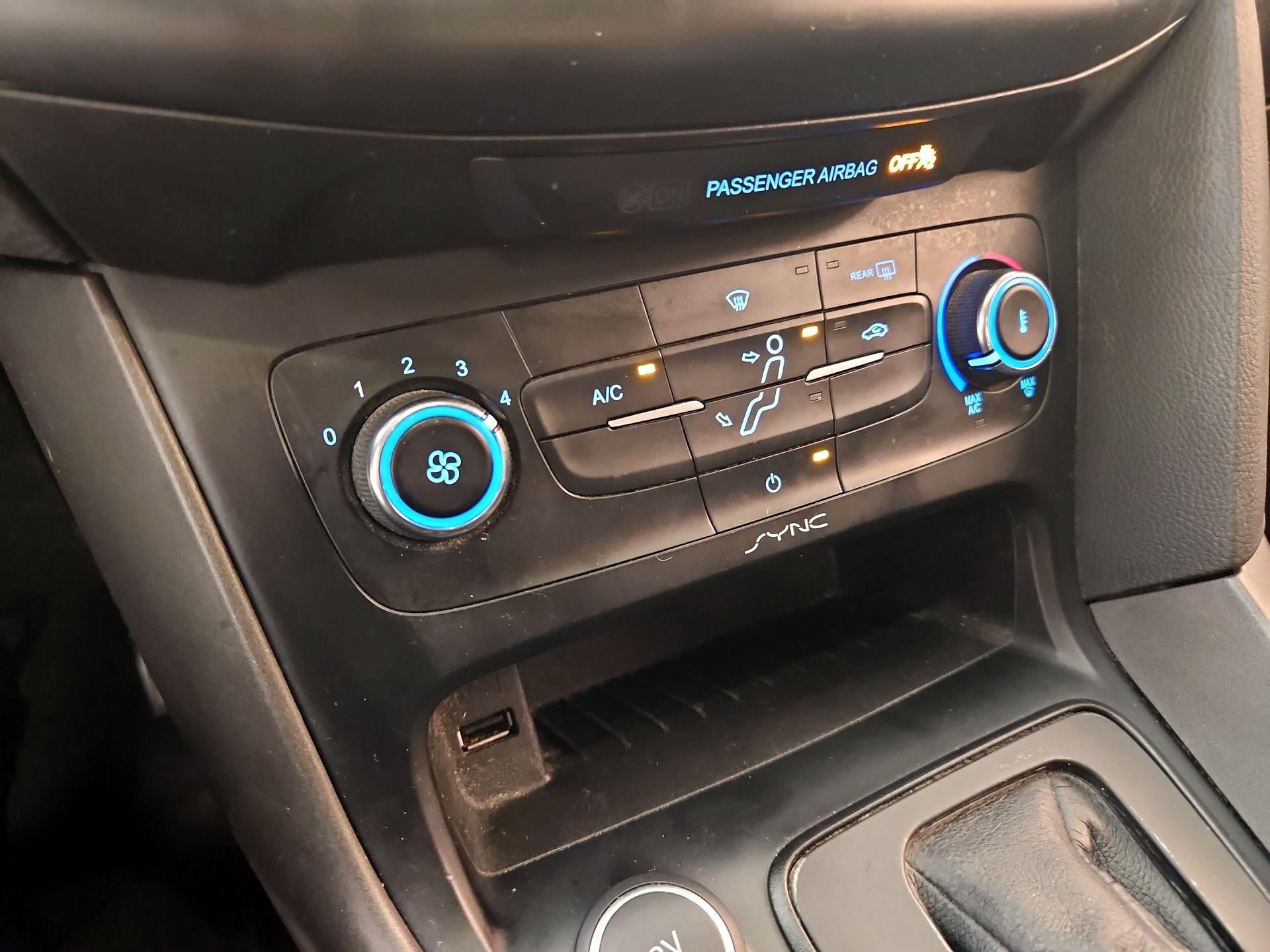 Thumbnail: 2015 Ford Focus - 16