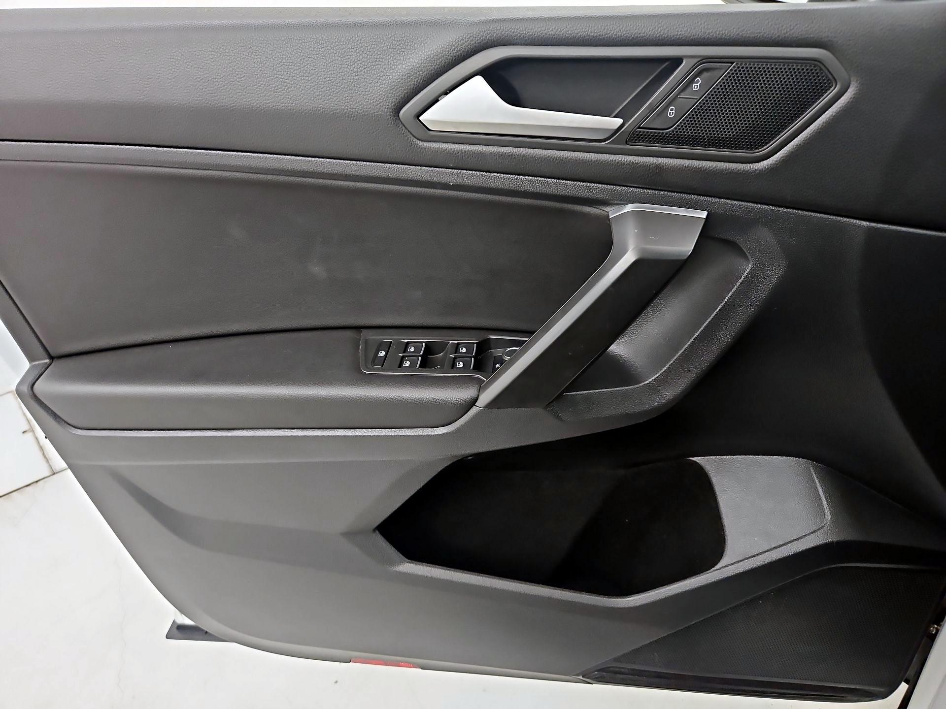 Thumbnail: 2021 Volkswagen Tiguan - 12