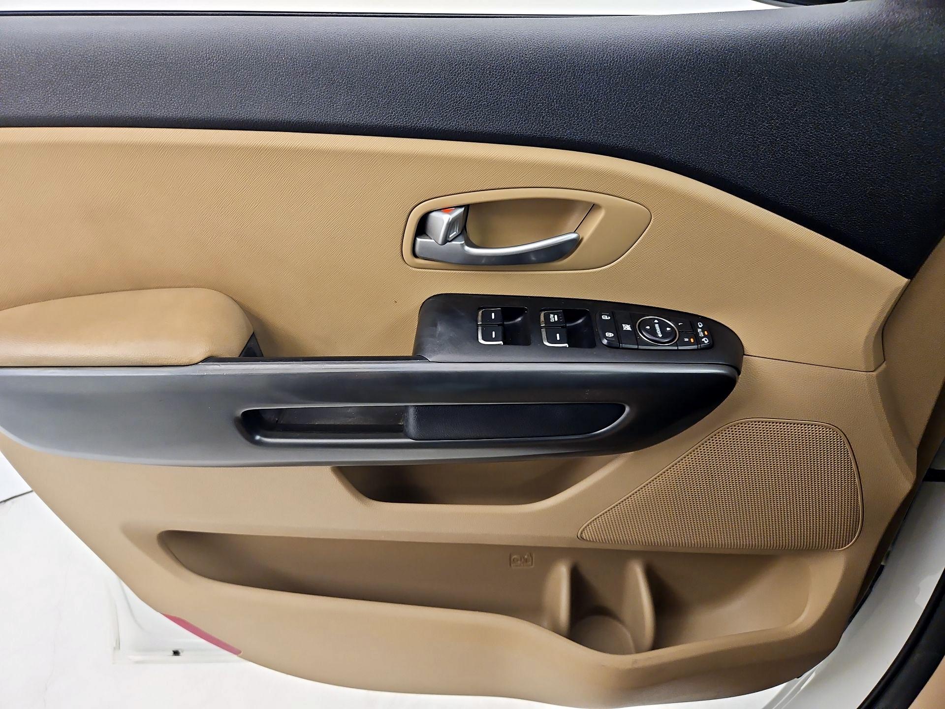 Thumbnail: 2016 Kia Sedona - 12