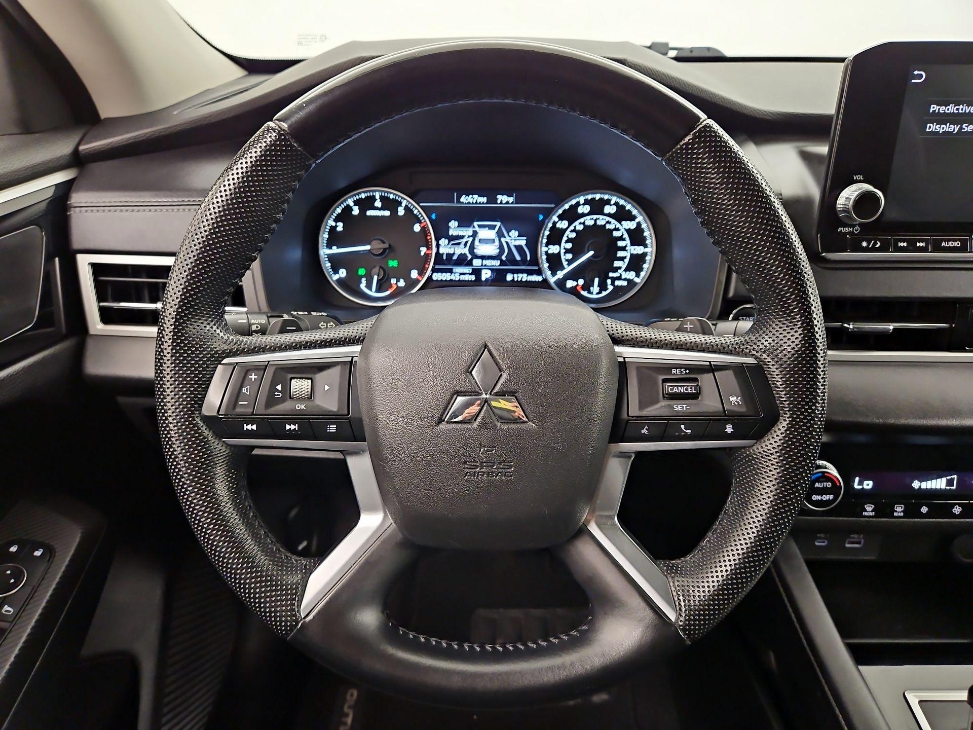 Thumbnail: 2023 Mitsubishi Outlander - 10