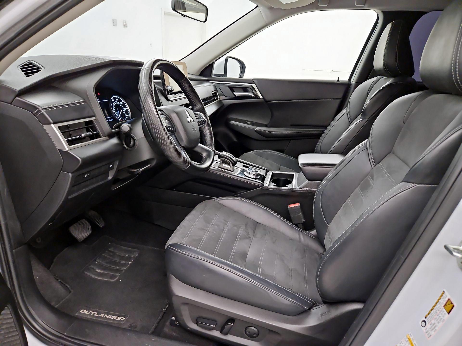 Thumbnail: 2023 Mitsubishi Outlander - 11