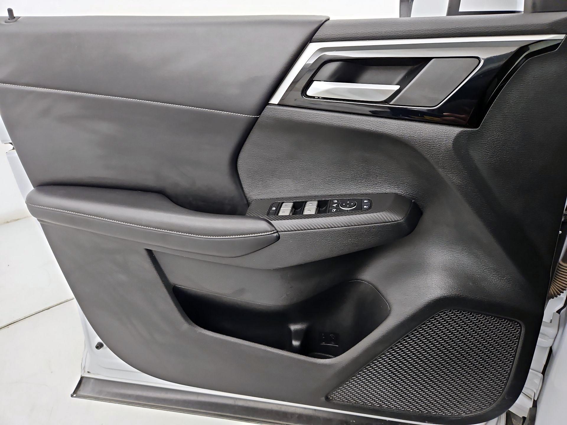 Thumbnail: 2023 Mitsubishi Outlander - 12