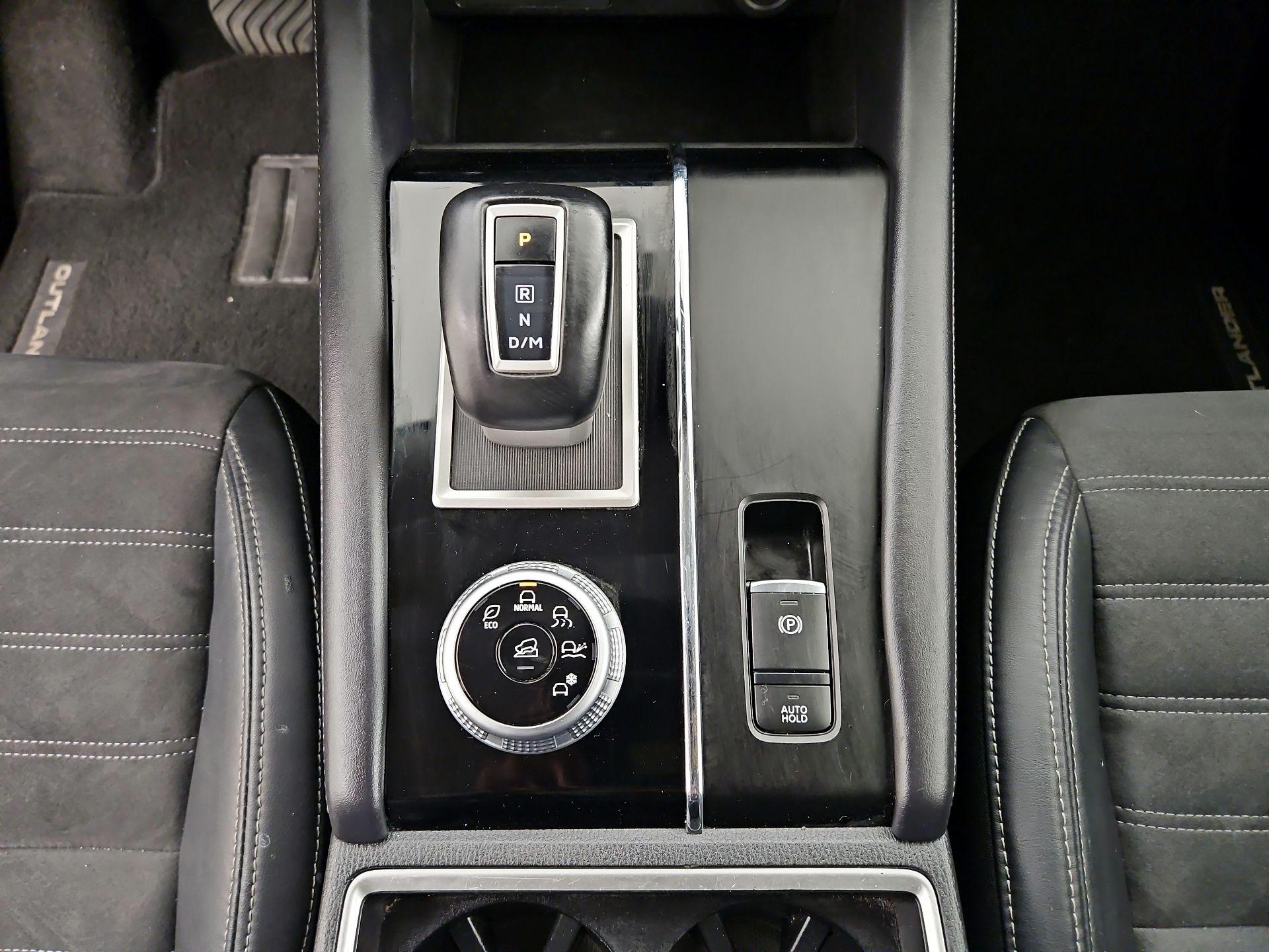 Thumbnail: 2023 Mitsubishi Outlander - 17