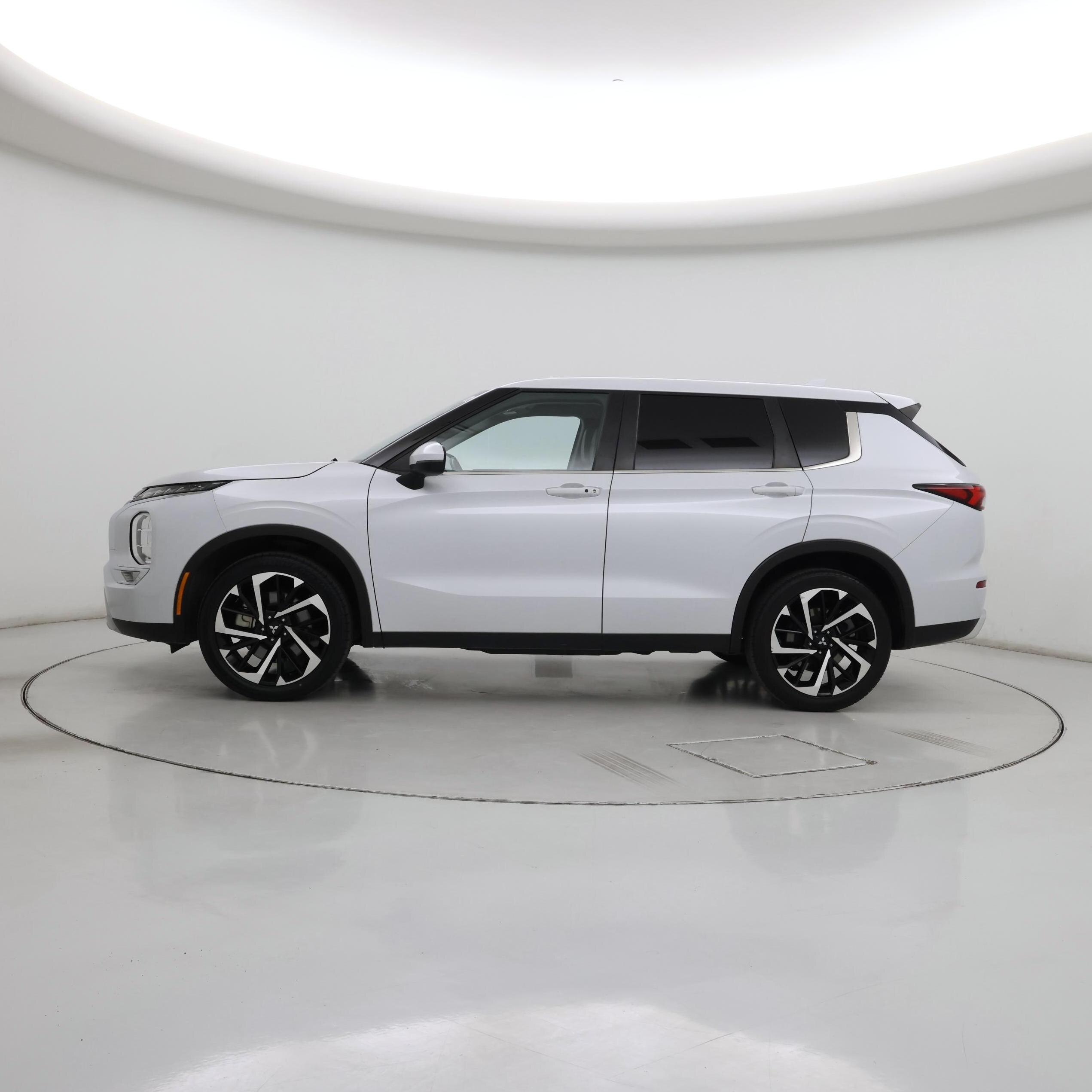 Thumbnail: 2023 Mitsubishi Outlander - 3