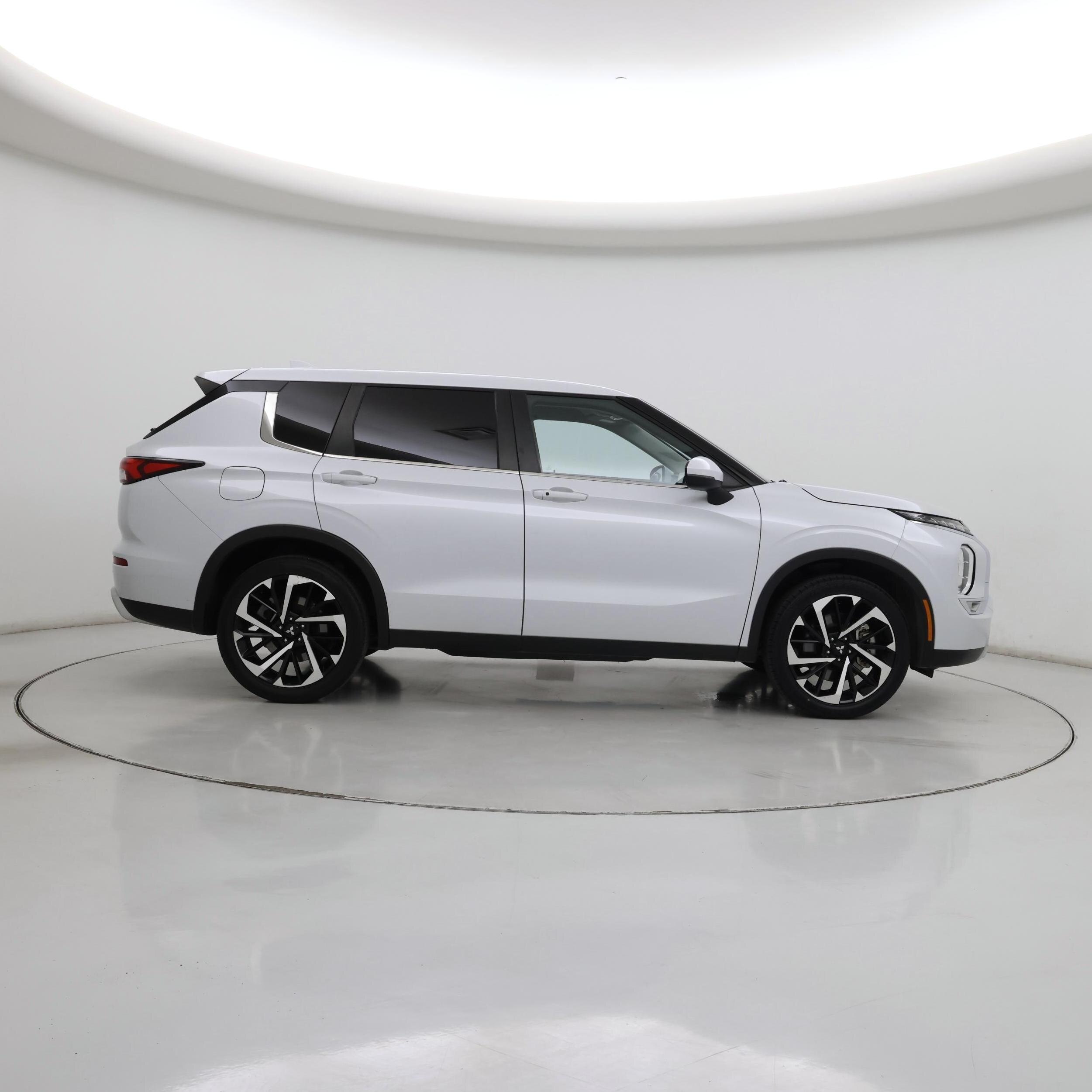 Thumbnail: 2023 Mitsubishi Outlander - 7