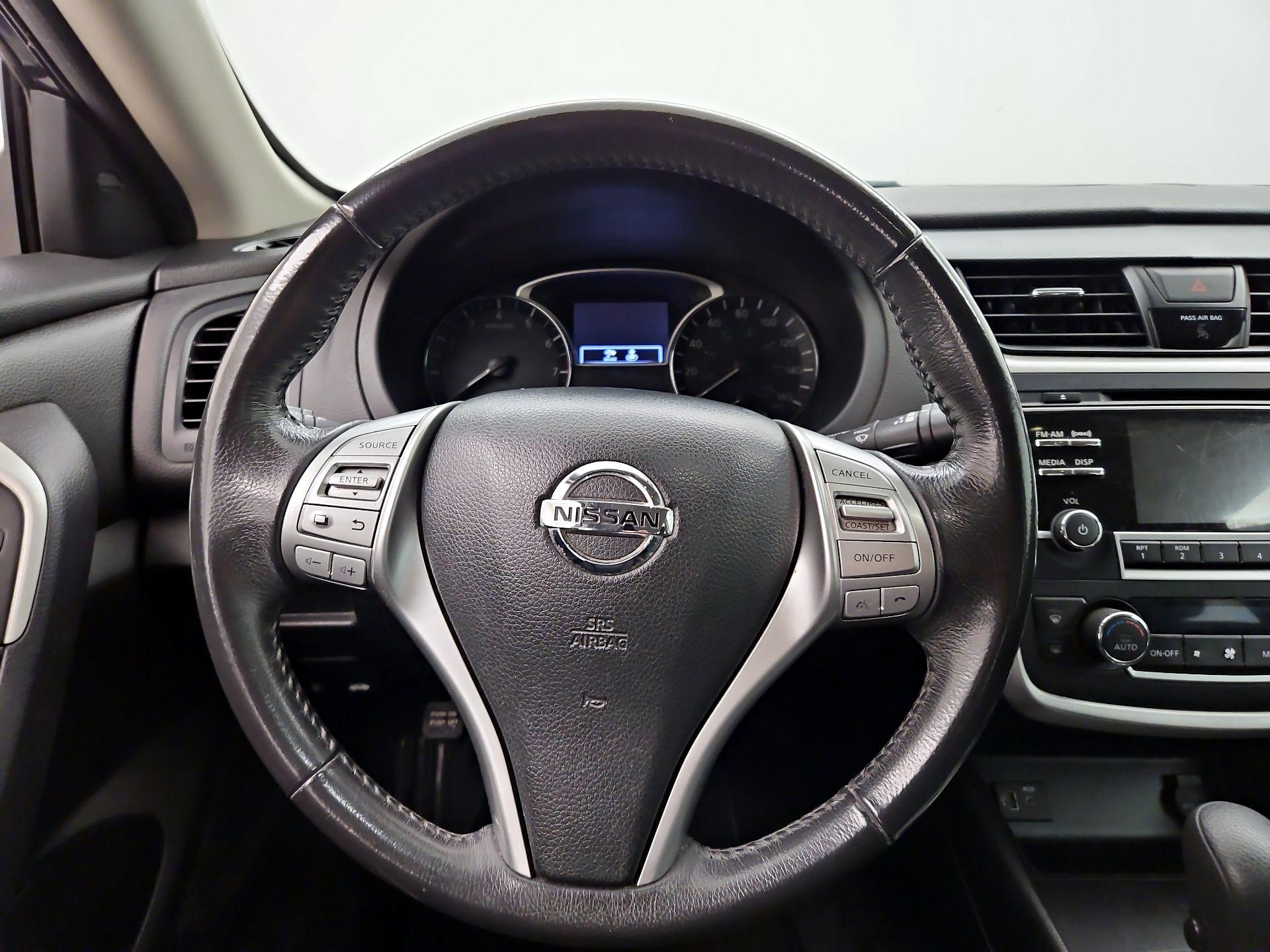 Thumbnail: 2017 Nissan Altima - 10