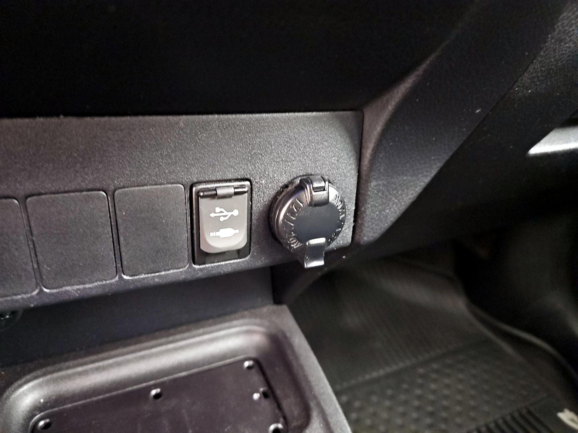Thumbnail: 2018 Toyota RAV4 - 18