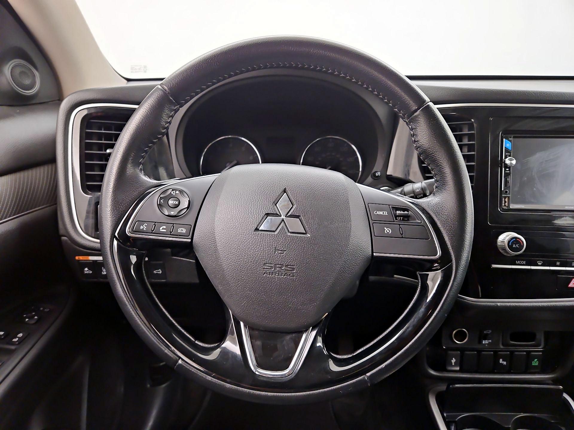 Thumbnail: 2020 Mitsubishi Outlander - 10