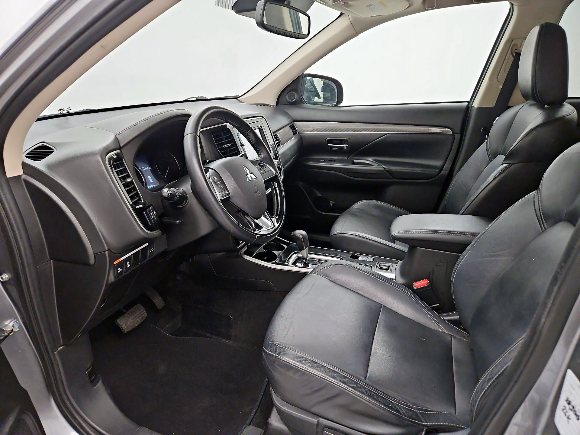 Thumbnail: 2020 Mitsubishi Outlander - 11