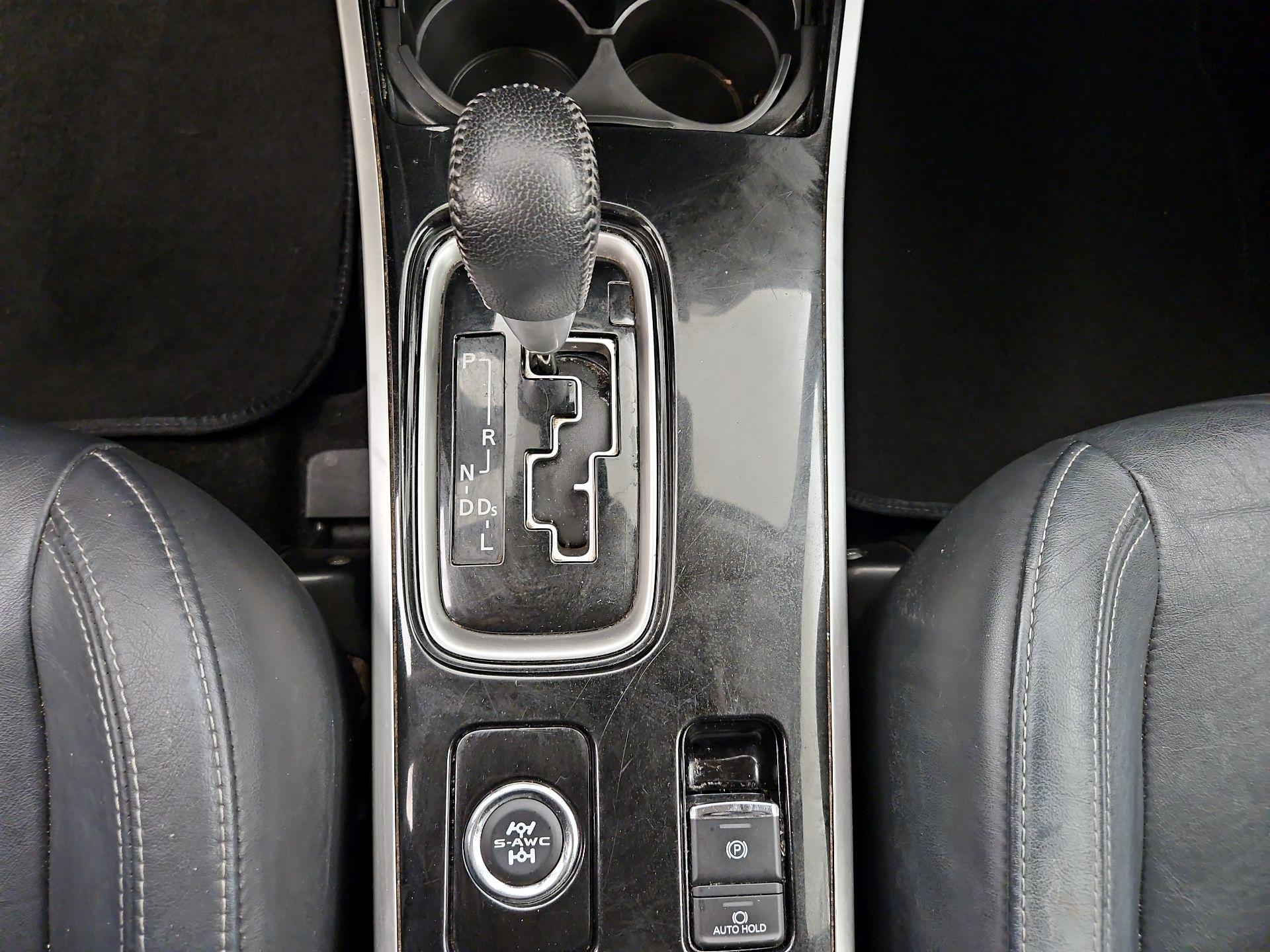 Thumbnail: 2020 Mitsubishi Outlander - 17