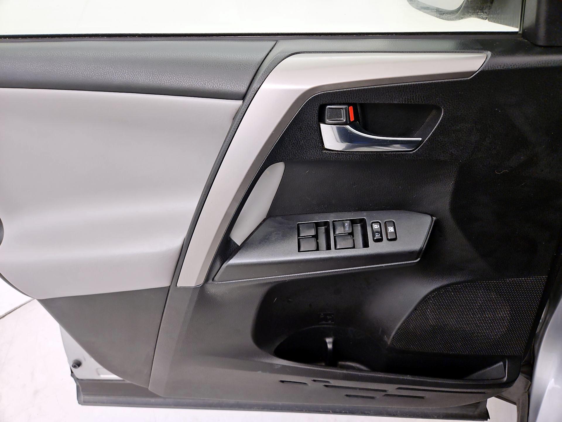 Thumbnail: 2018 Toyota RAV4 - 12