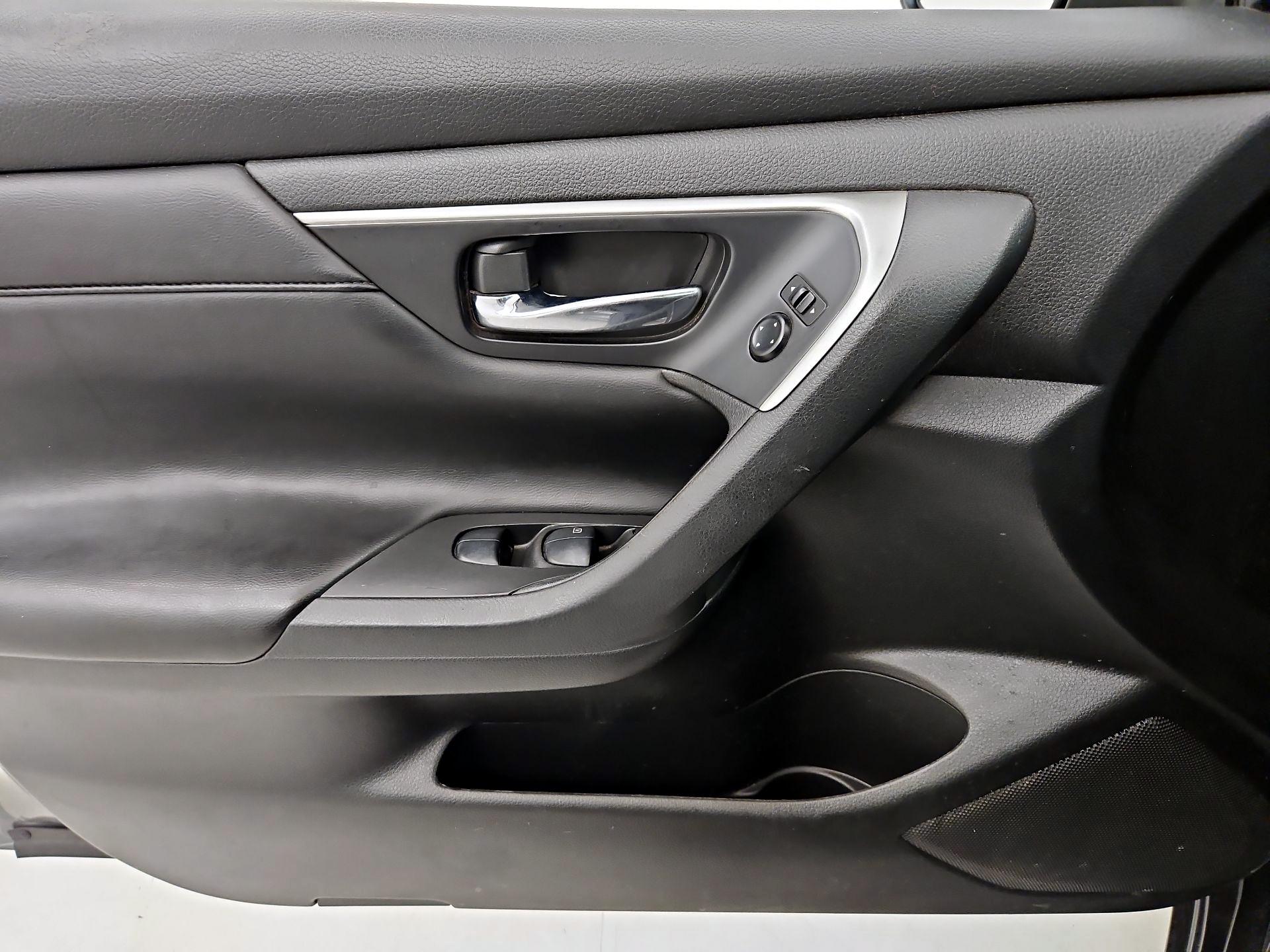 Thumbnail: 2015 Nissan Altima - 12