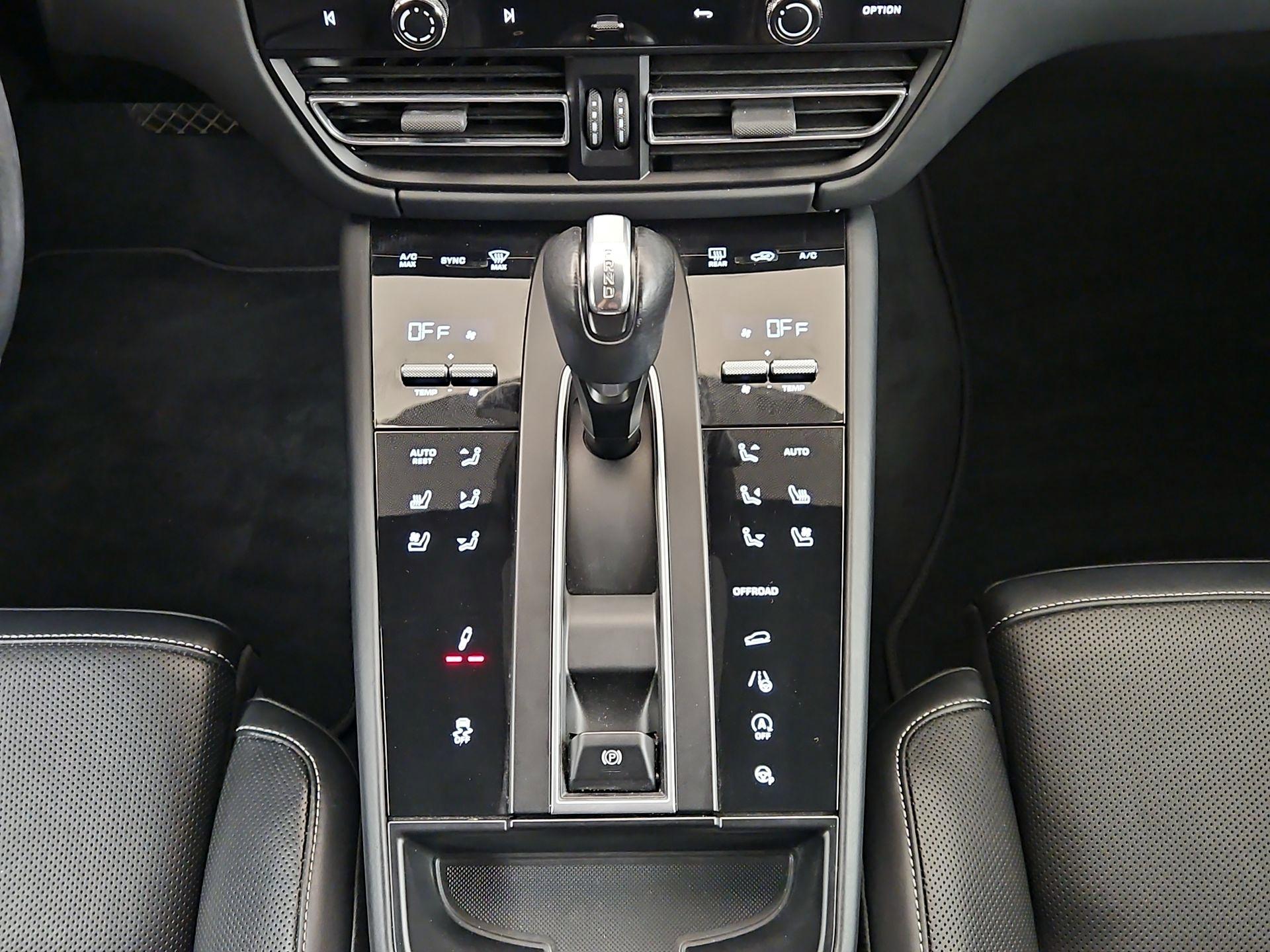 Thumbnail: 2023 Porsche Macan - 18