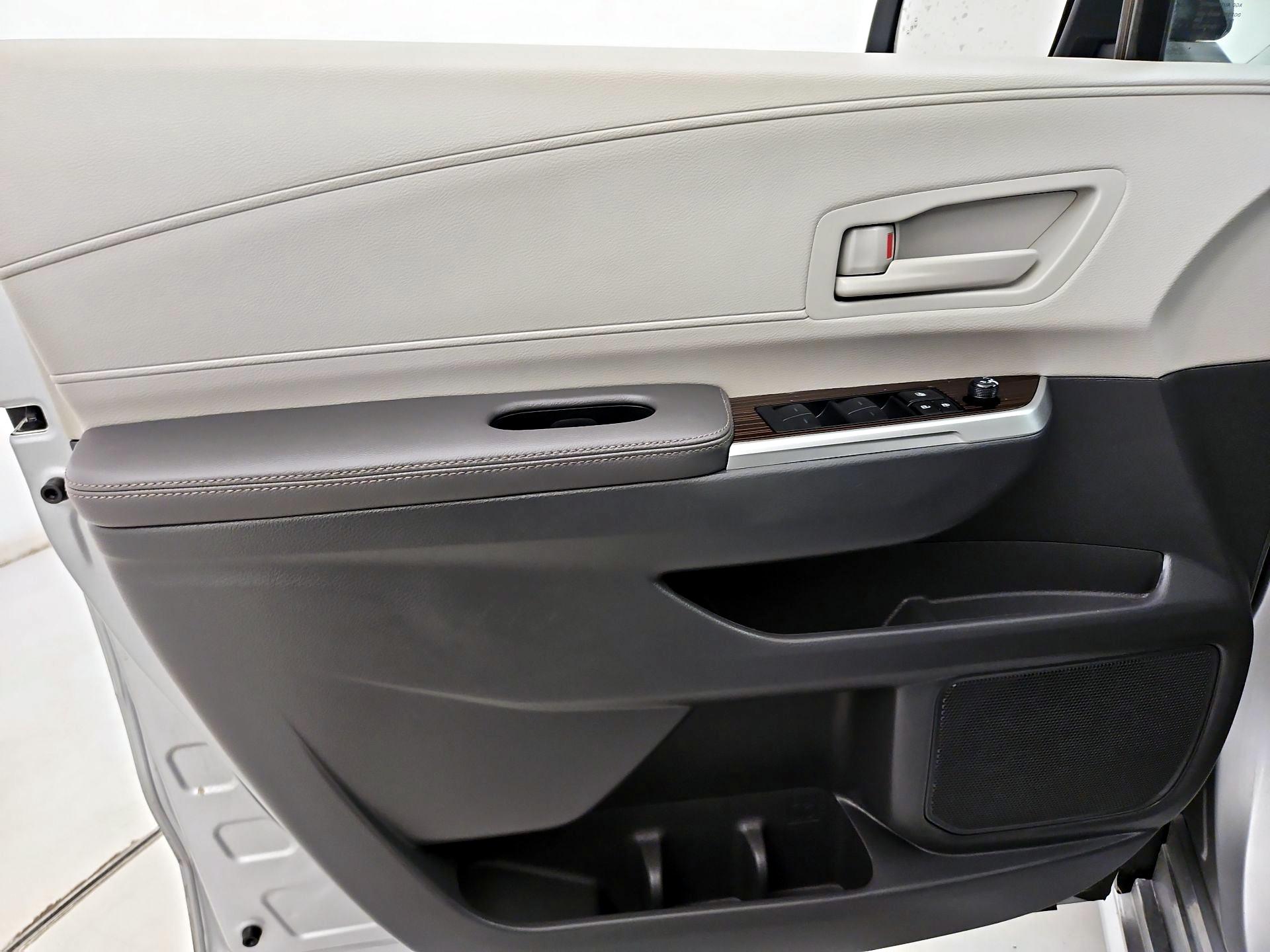 Thumbnail: 2024 Toyota Sienna - 12