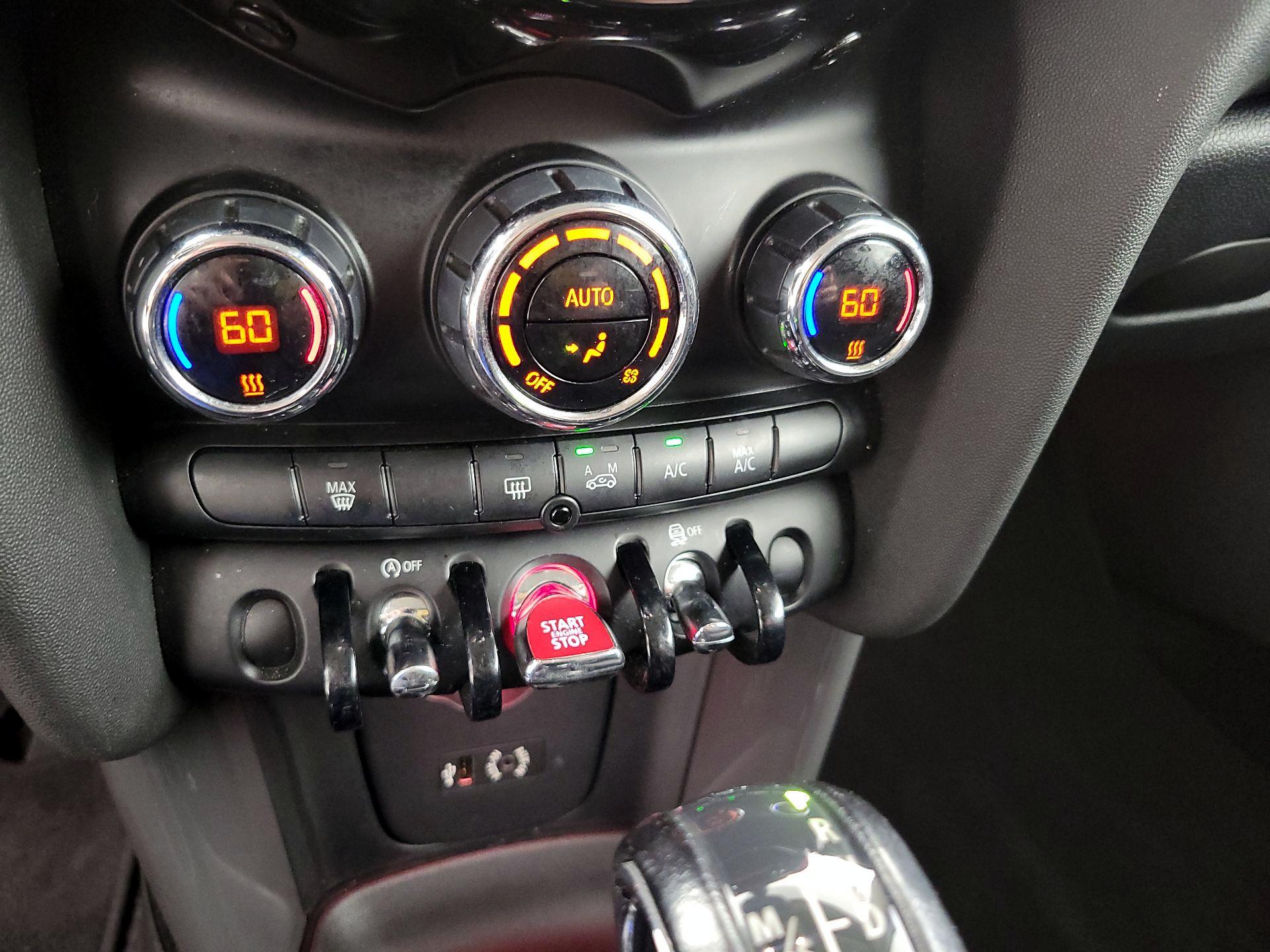Thumbnail: 2015 MINI Cooper Hardtop - 15