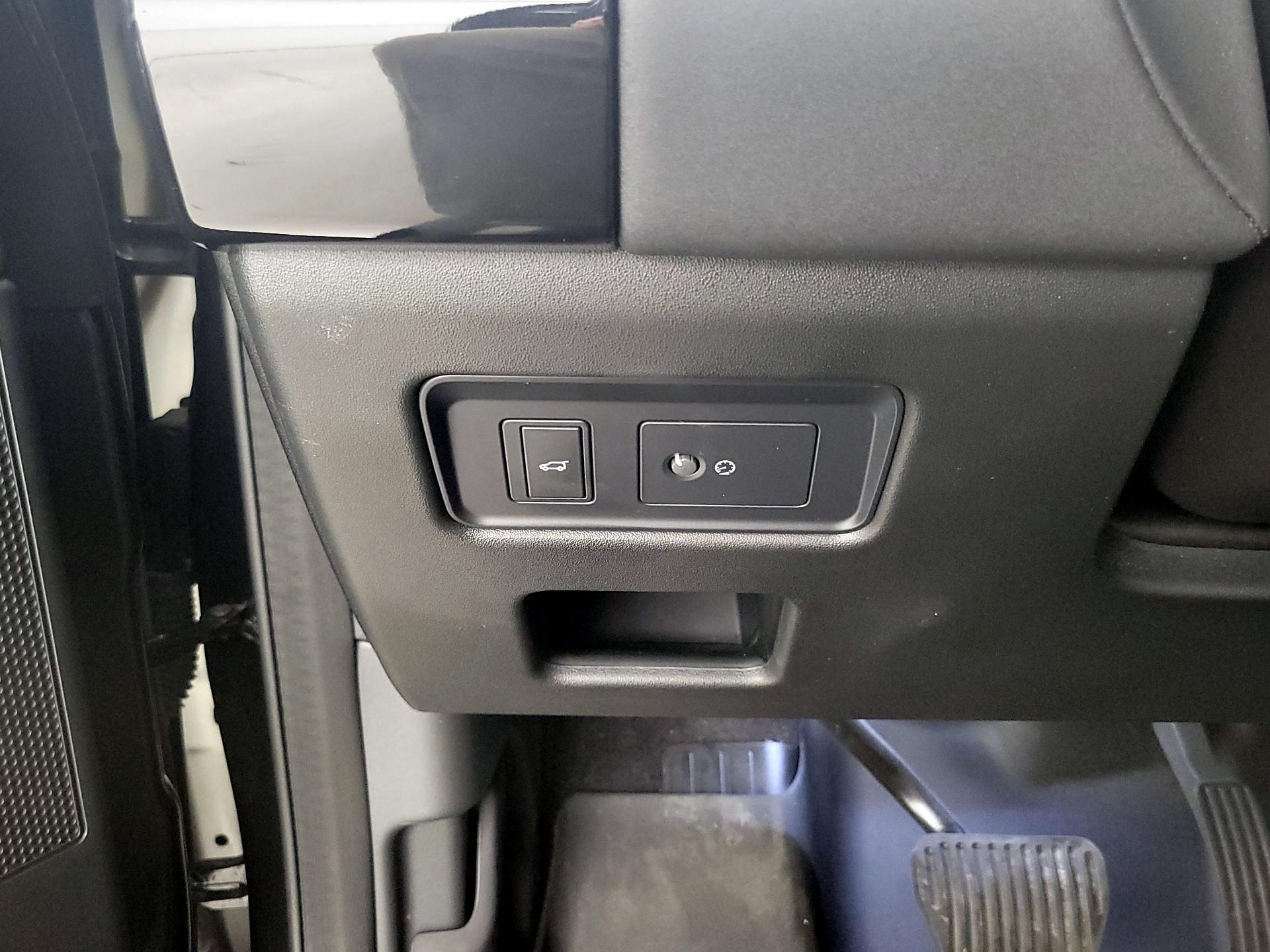 Thumbnail: 2020 Land Rover Discovery - 13